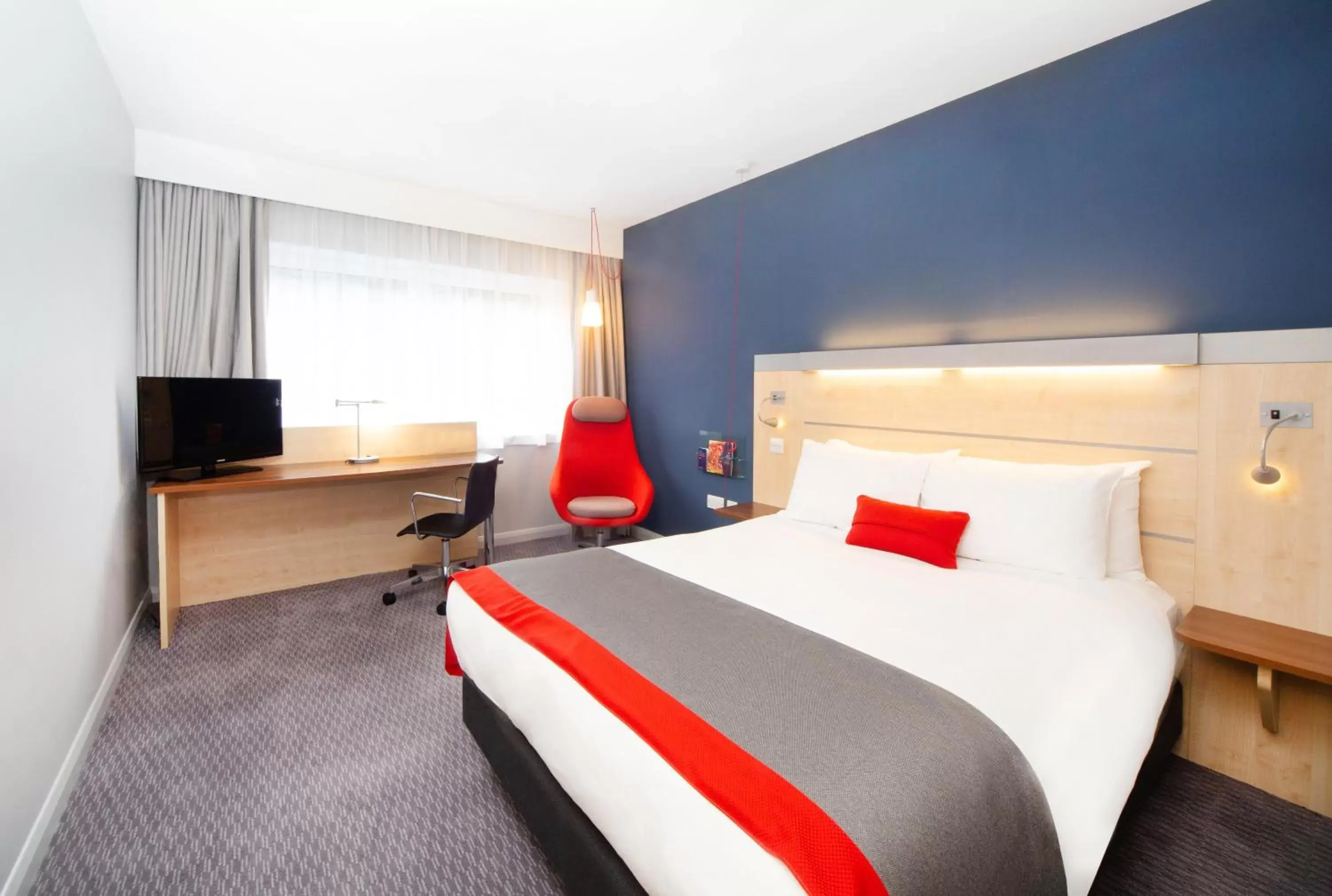Photo of the whole room, Bed in Holiday Inn Express Folkestone Channel Tunnel, an IHG Hotel