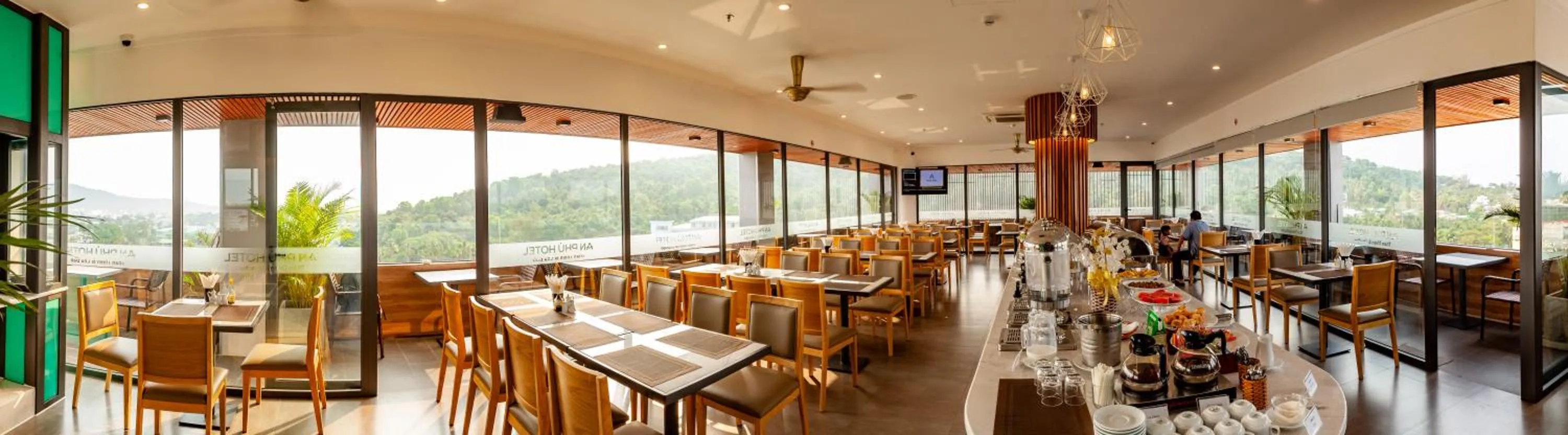 Restaurant/places to eat in An Phu Hotel