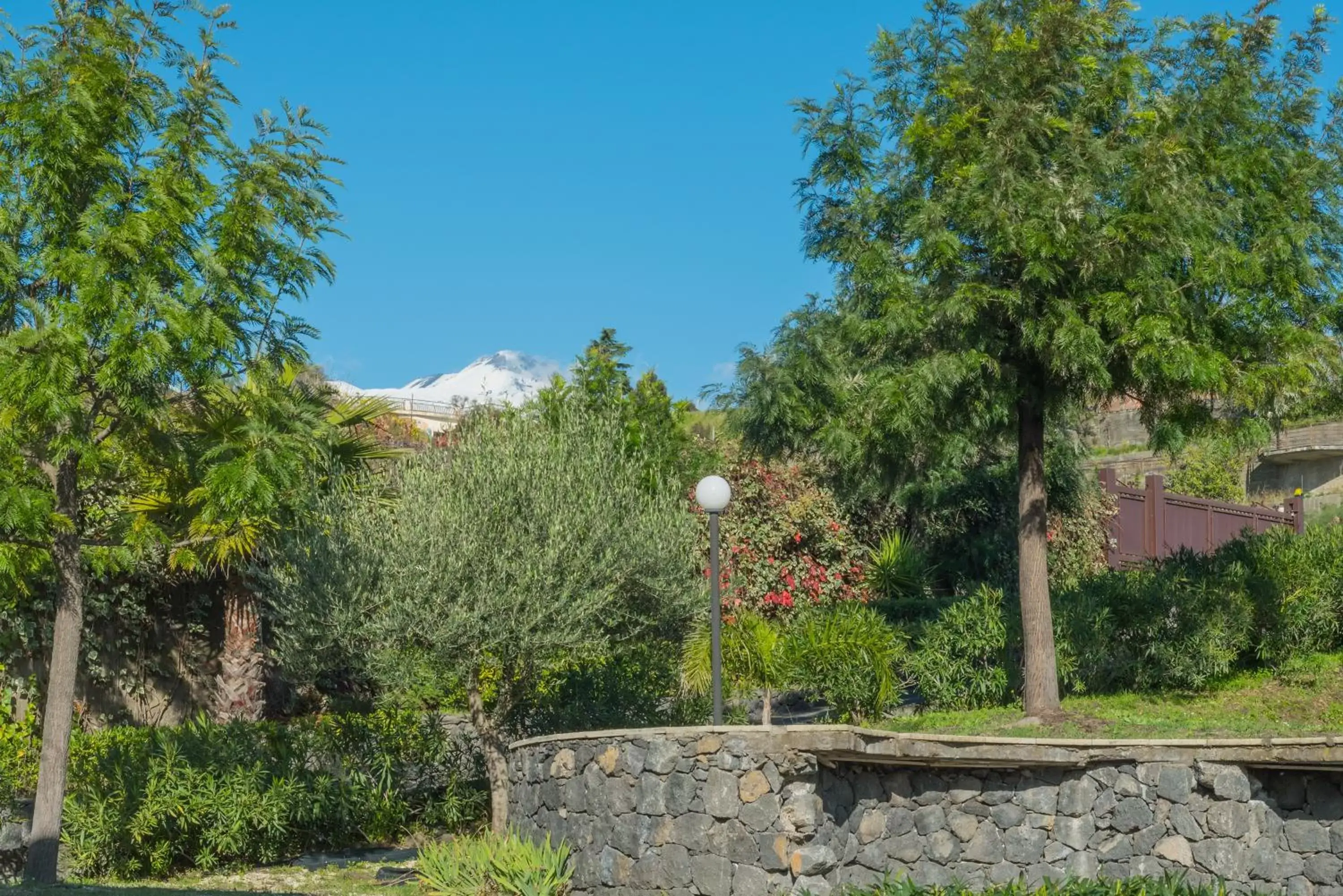 Garden in B&B BOUTIQUE DI CHARME "ETNA-RELAX-NATURA"