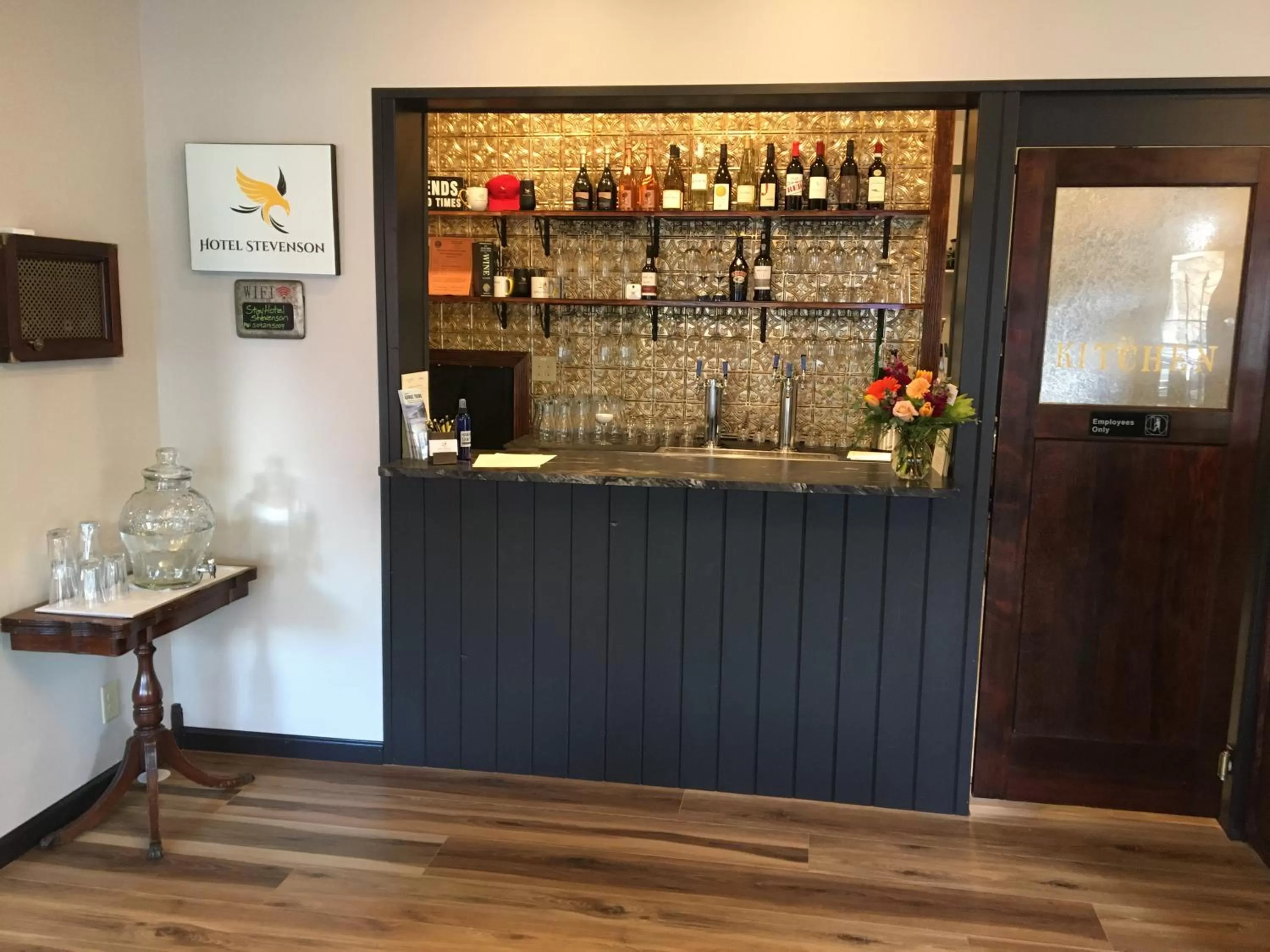 Restaurant/places to eat in Hotel Stevenson