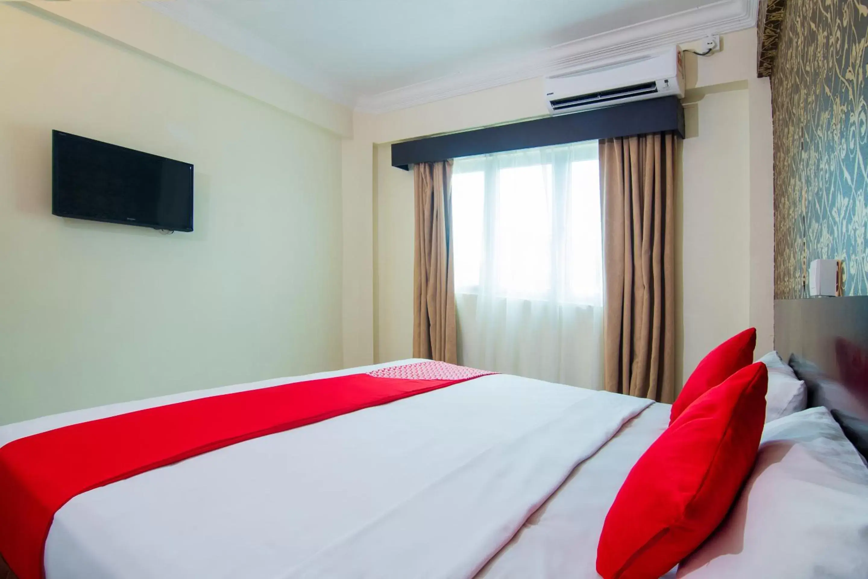 Bedroom, Bed in OYO 528 Andaman Sea Hotel