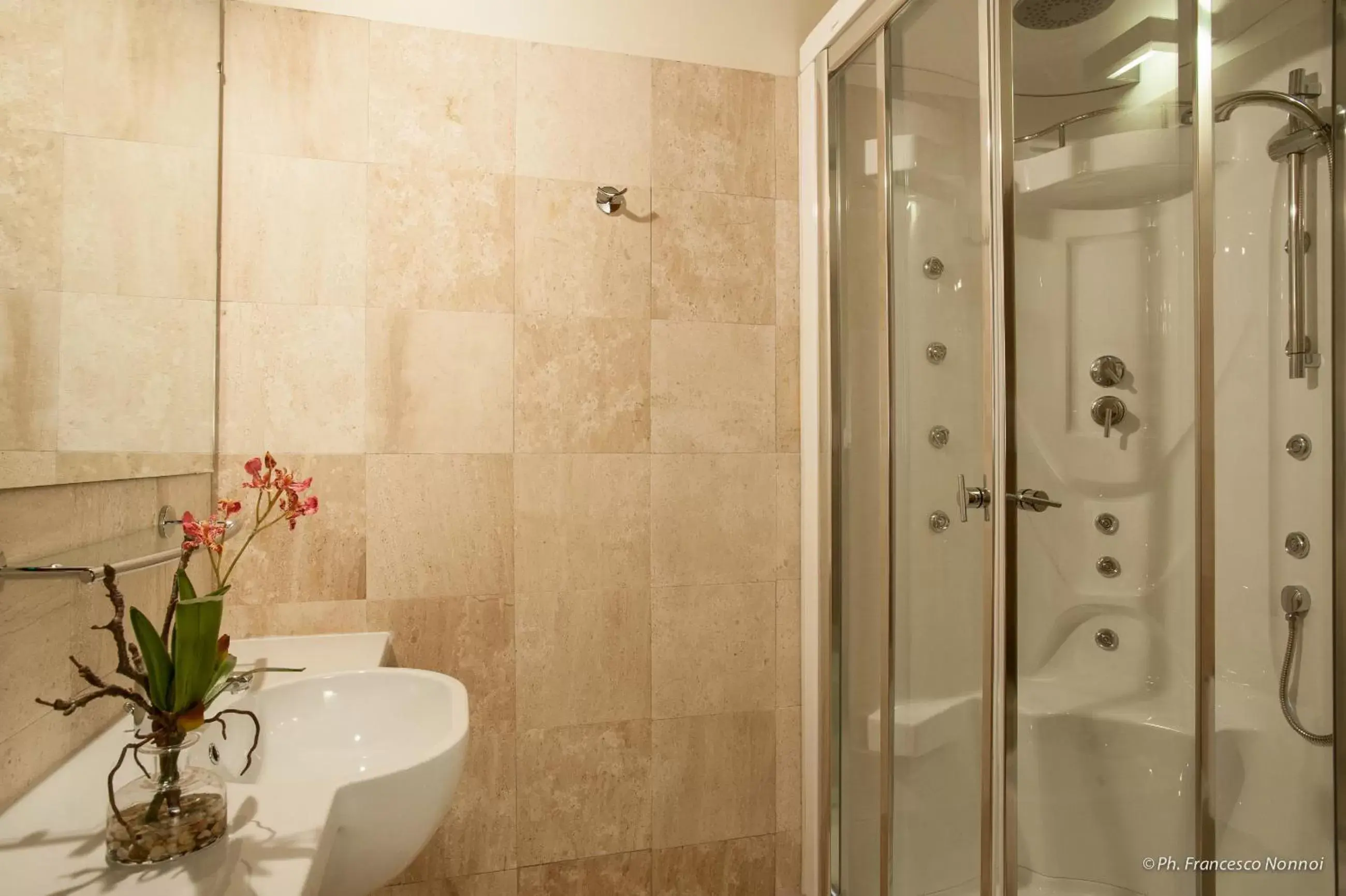 Shower, Bathroom in Hotel Flora