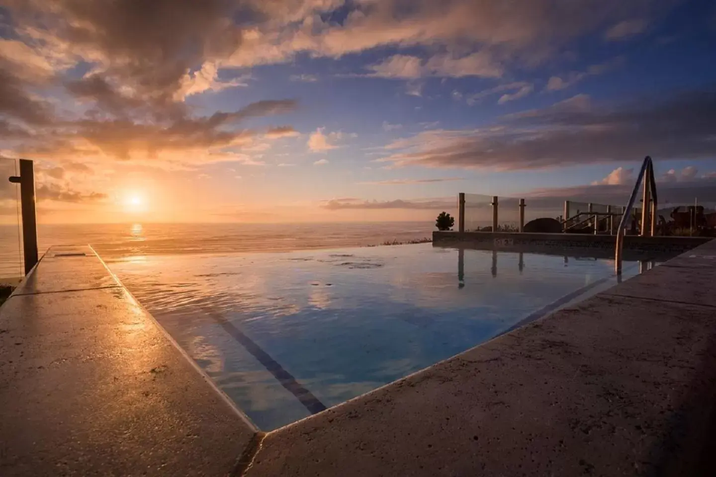 Hot Tub, Swimming Pool in Inn at Nye Beach