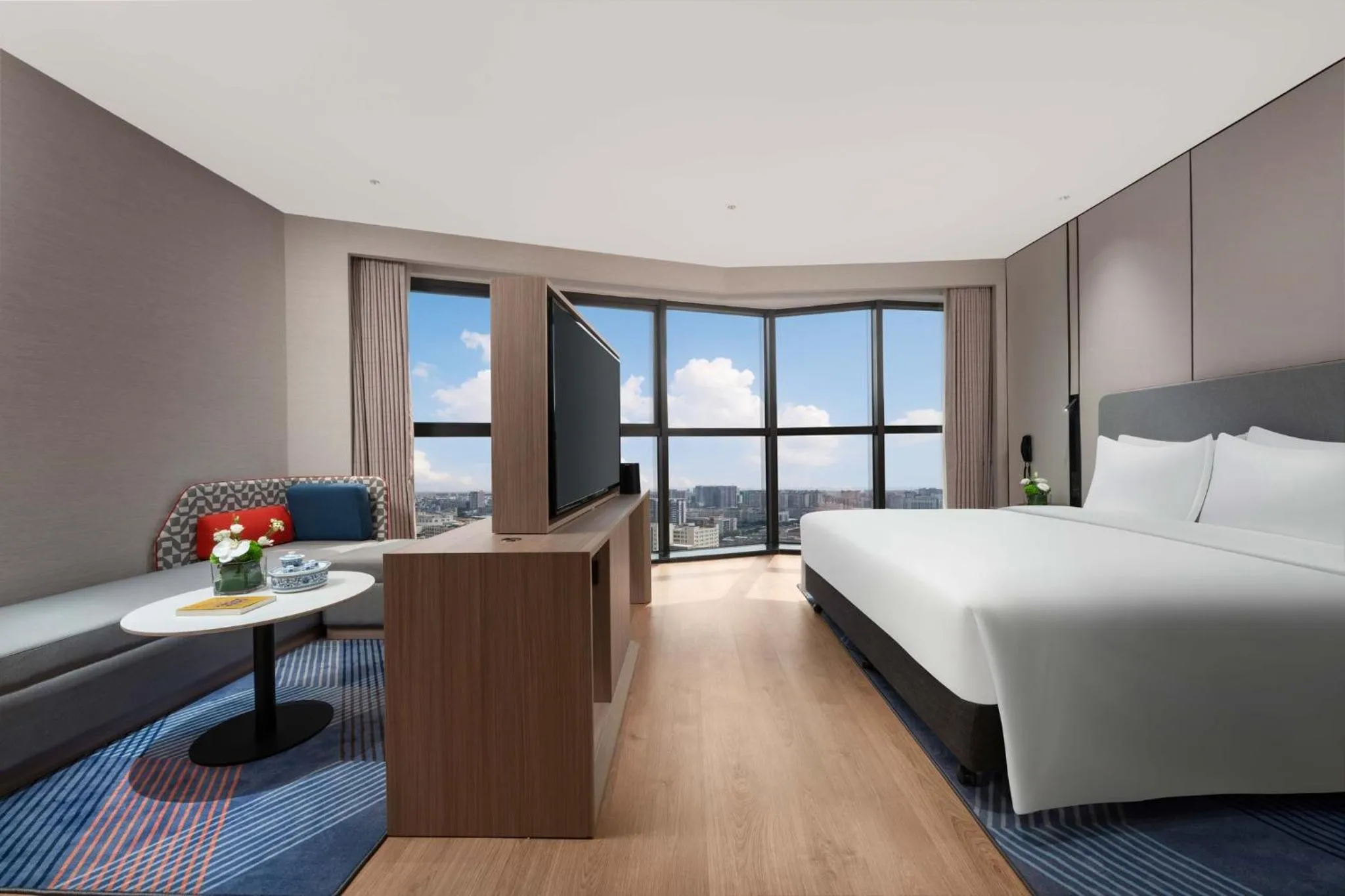 Photo of the whole room, Bed in Holiday Inn Express Shantou Chenghai