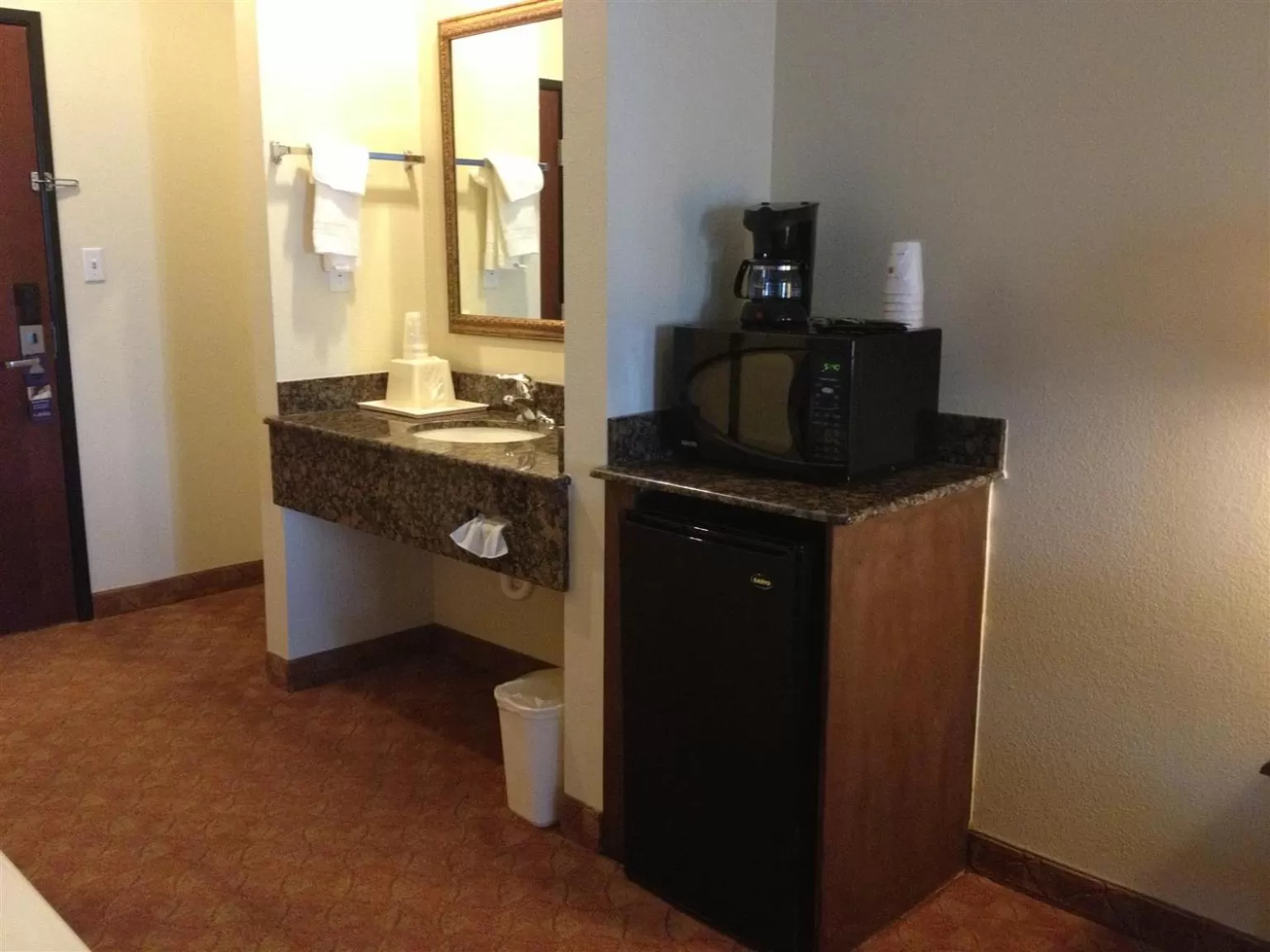 Bathroom, Kitchen/Kitchenette in Best Western Lockhart Hotel & Suites