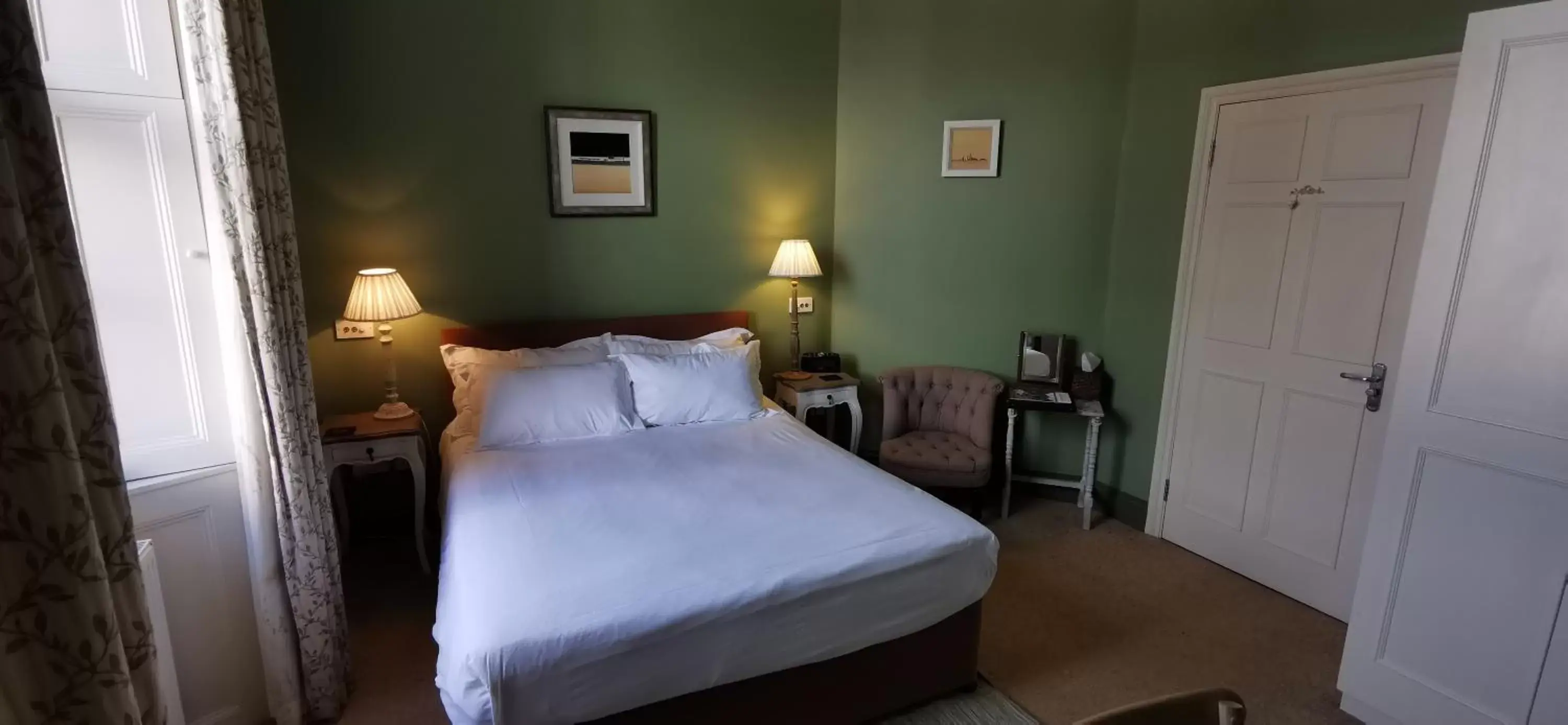 Bedroom, Bed in Buccleuch and Queensberry Arms Hotel