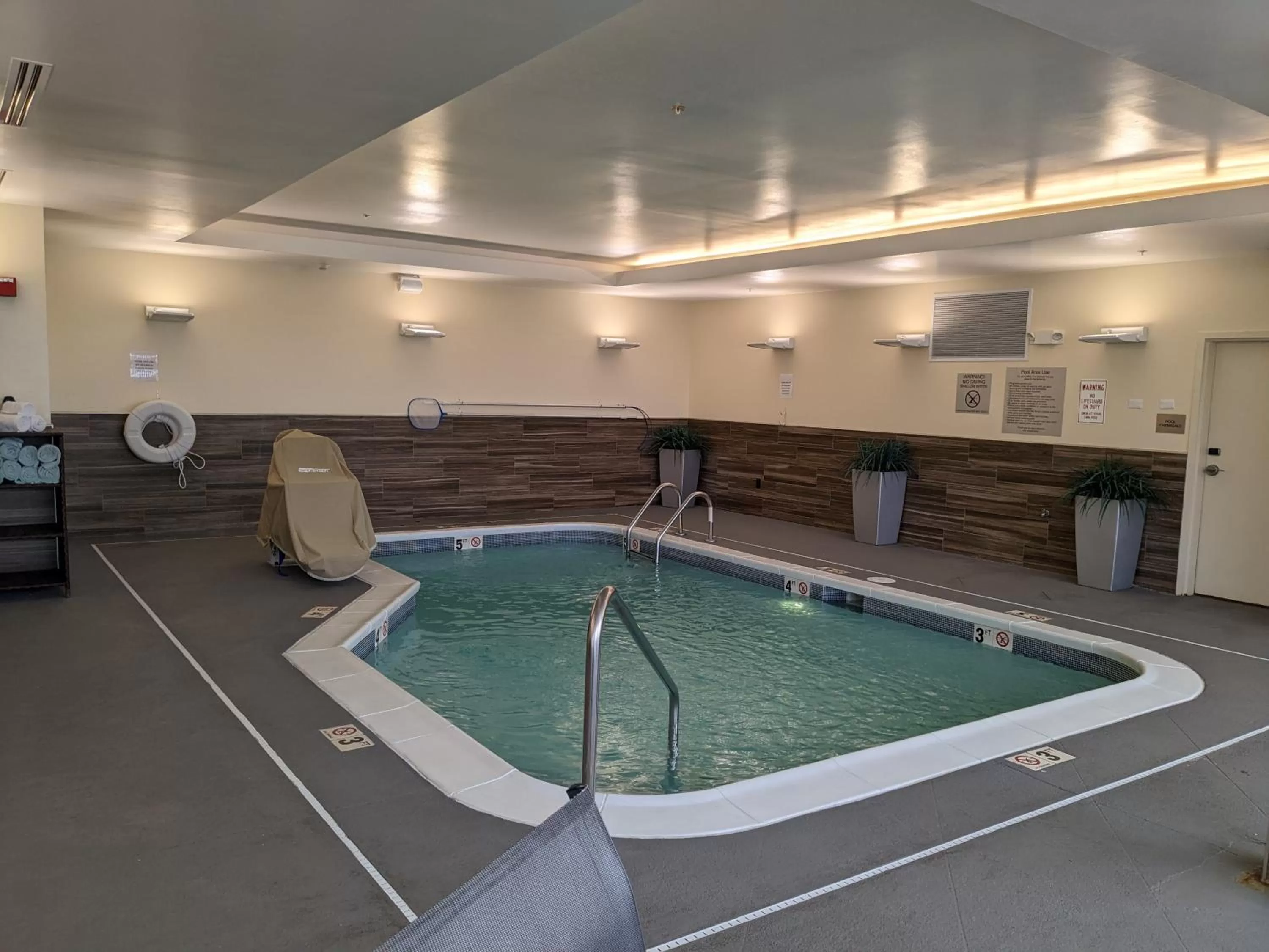 Swimming pool in Fairfield Inn & Suites by Marriott Poplar Bluff