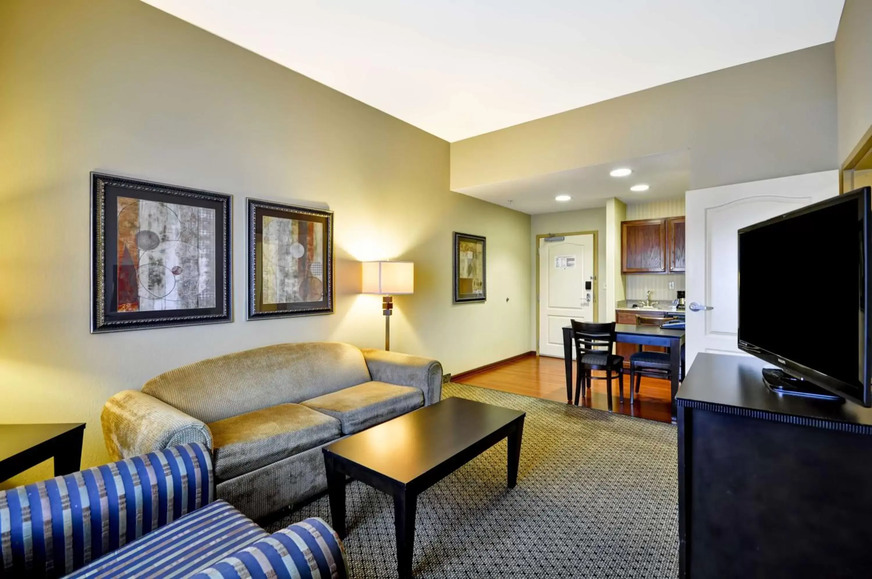 Living room, Seating Area in Homewood Suites by Hilton Tulsa-South
