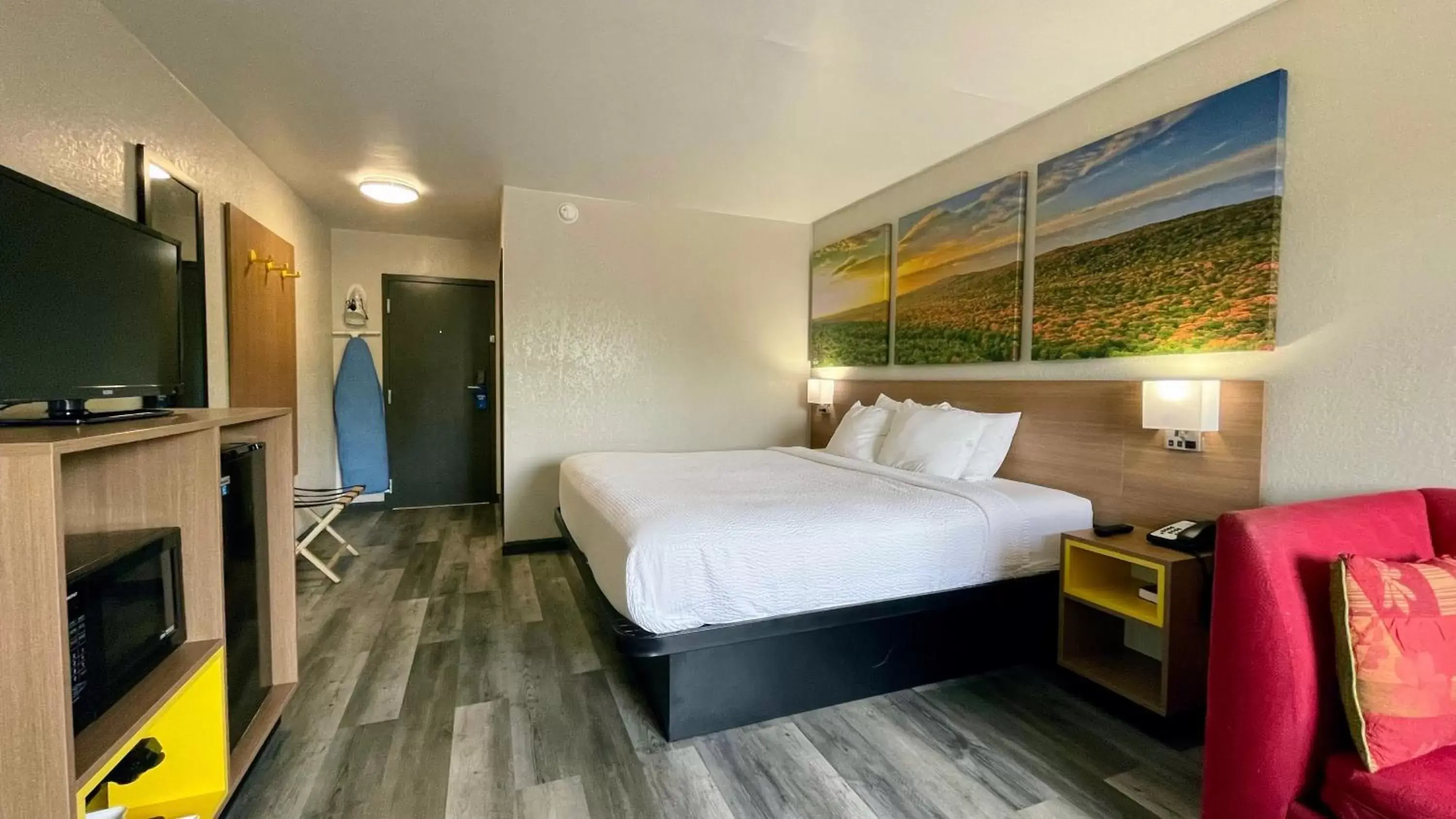 Bedroom, Bed in Days Inn by Wyndham Columbus IN Bedroom, Bed in Days Inn by Wyndham Columbus IN