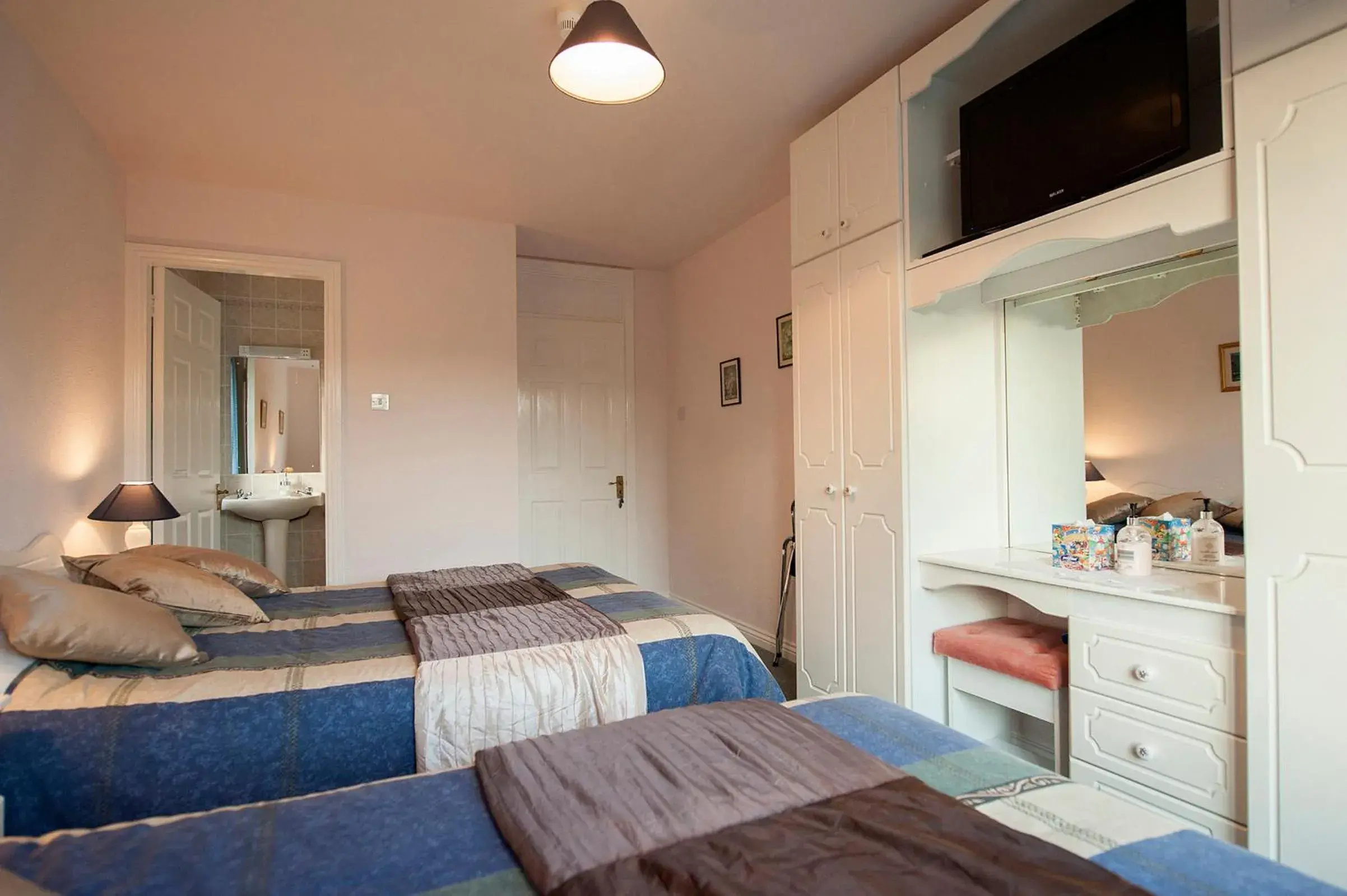 Shower, Bed in The Waterfront House Country Home Shower, Bed in The Waterfront House Country Home