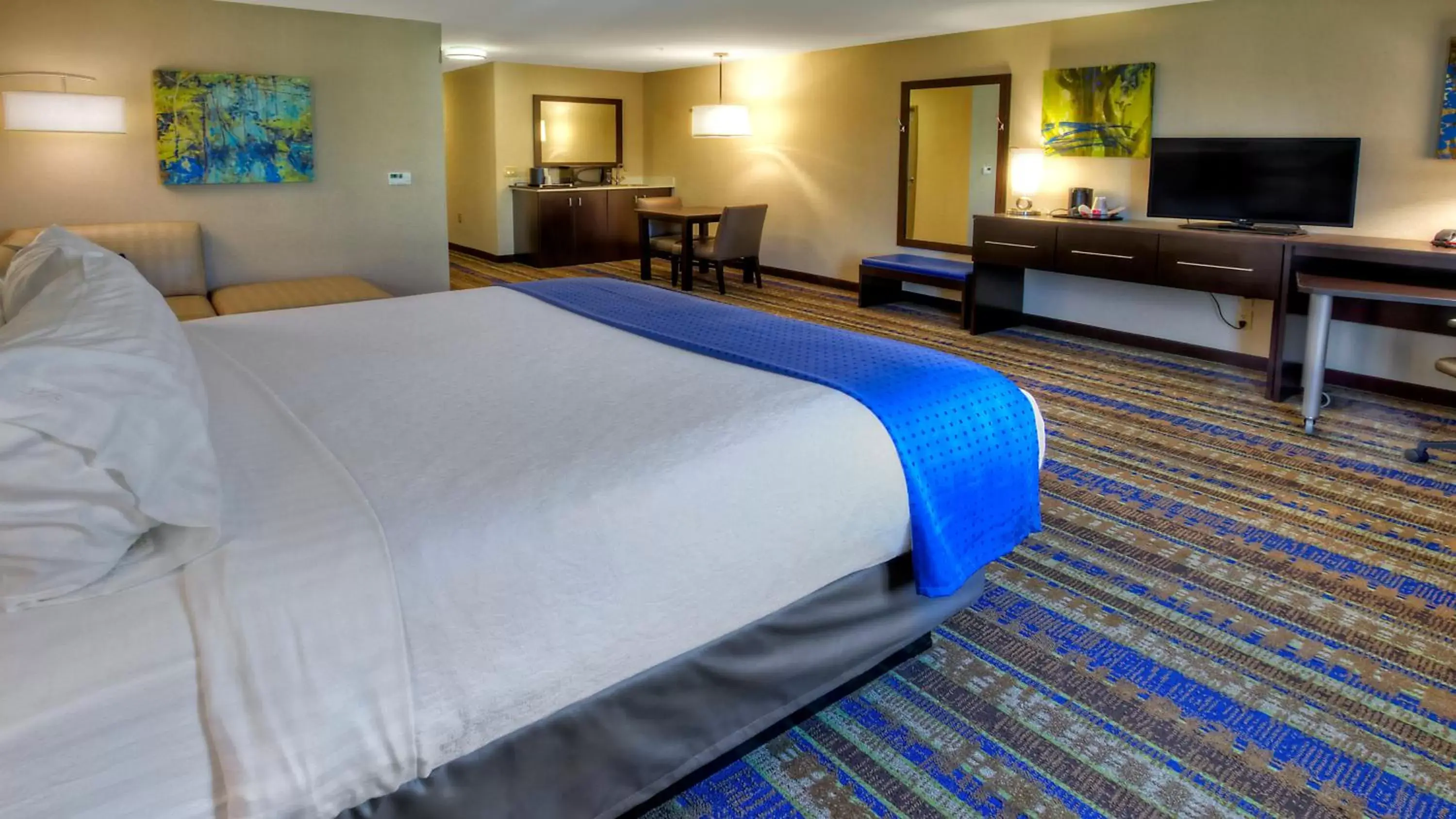 Photo of the whole room, Bed in Holiday Inn & Suites Tupelo North, an IHG Hotel