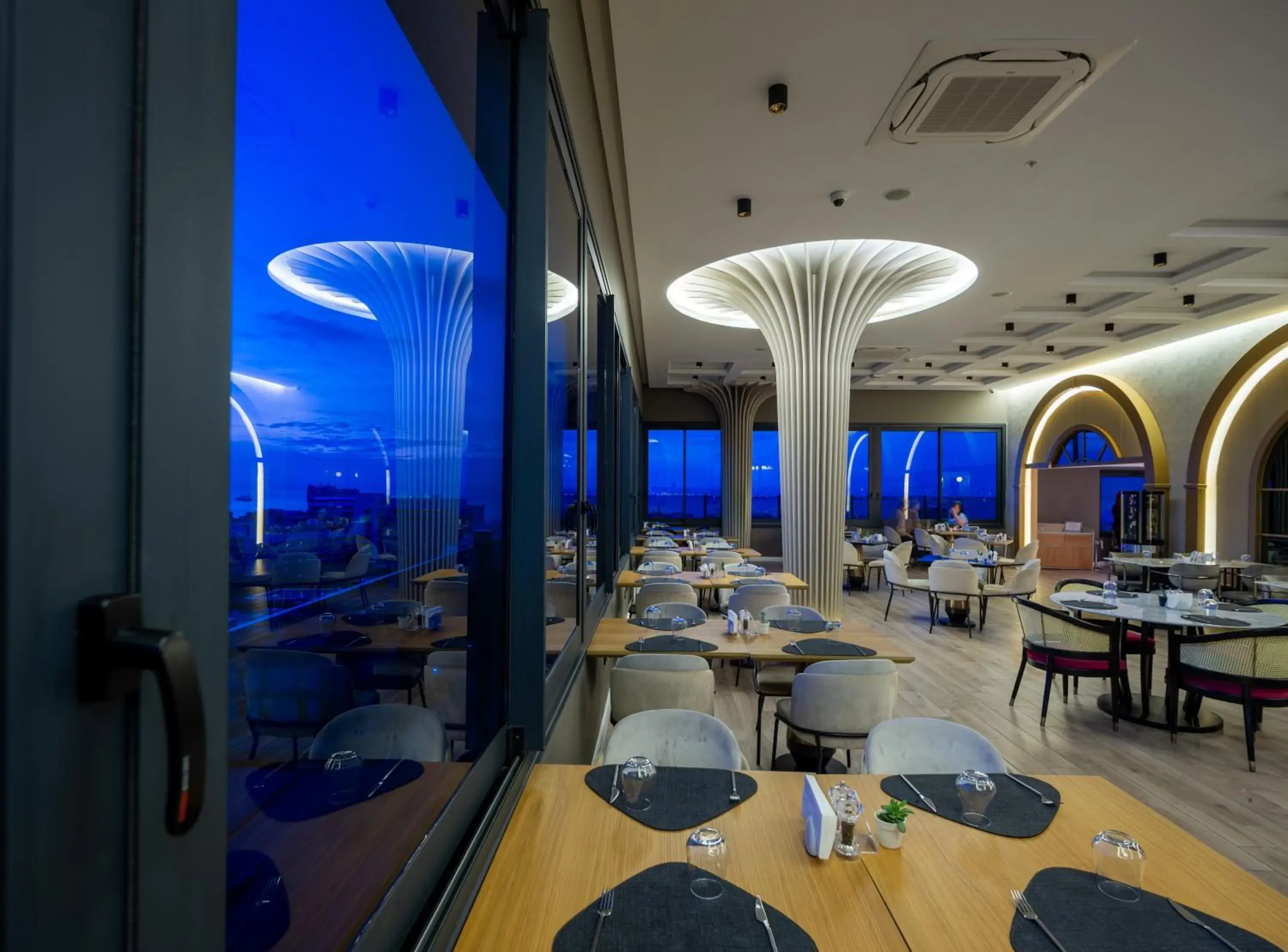 Restaurant/Places to Eat in DoubleTree By Hilton Hotel Izmir - Alsancak