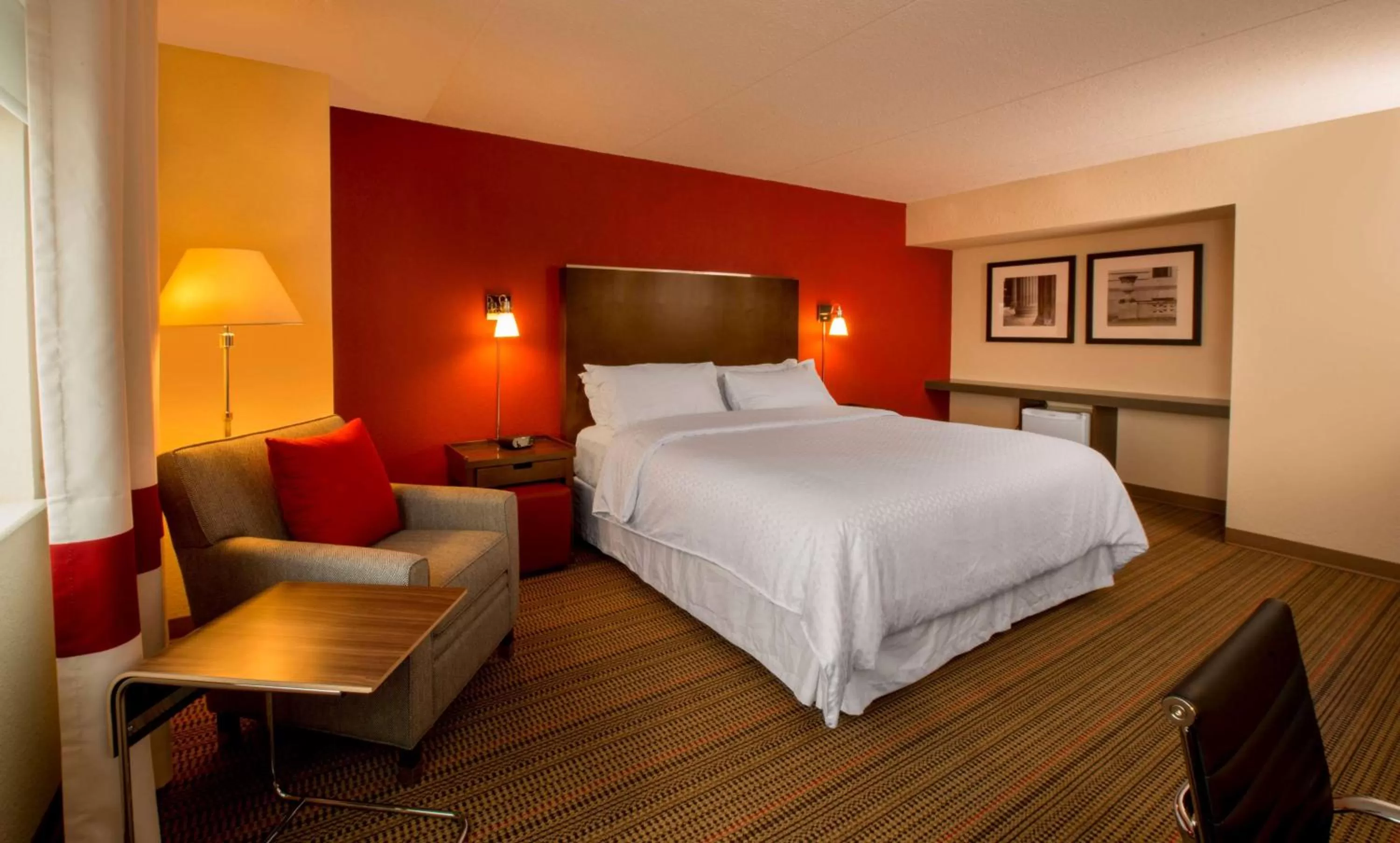 Deluxe King Room - Mobility Access/Non-Smoking in Lakeview Signature, Trademark Collection by Wyndham