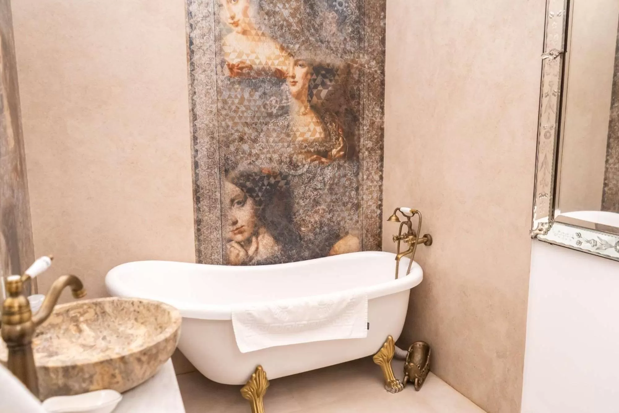 Toilet in Conacul Coroanei Luxury Boutique Hotel