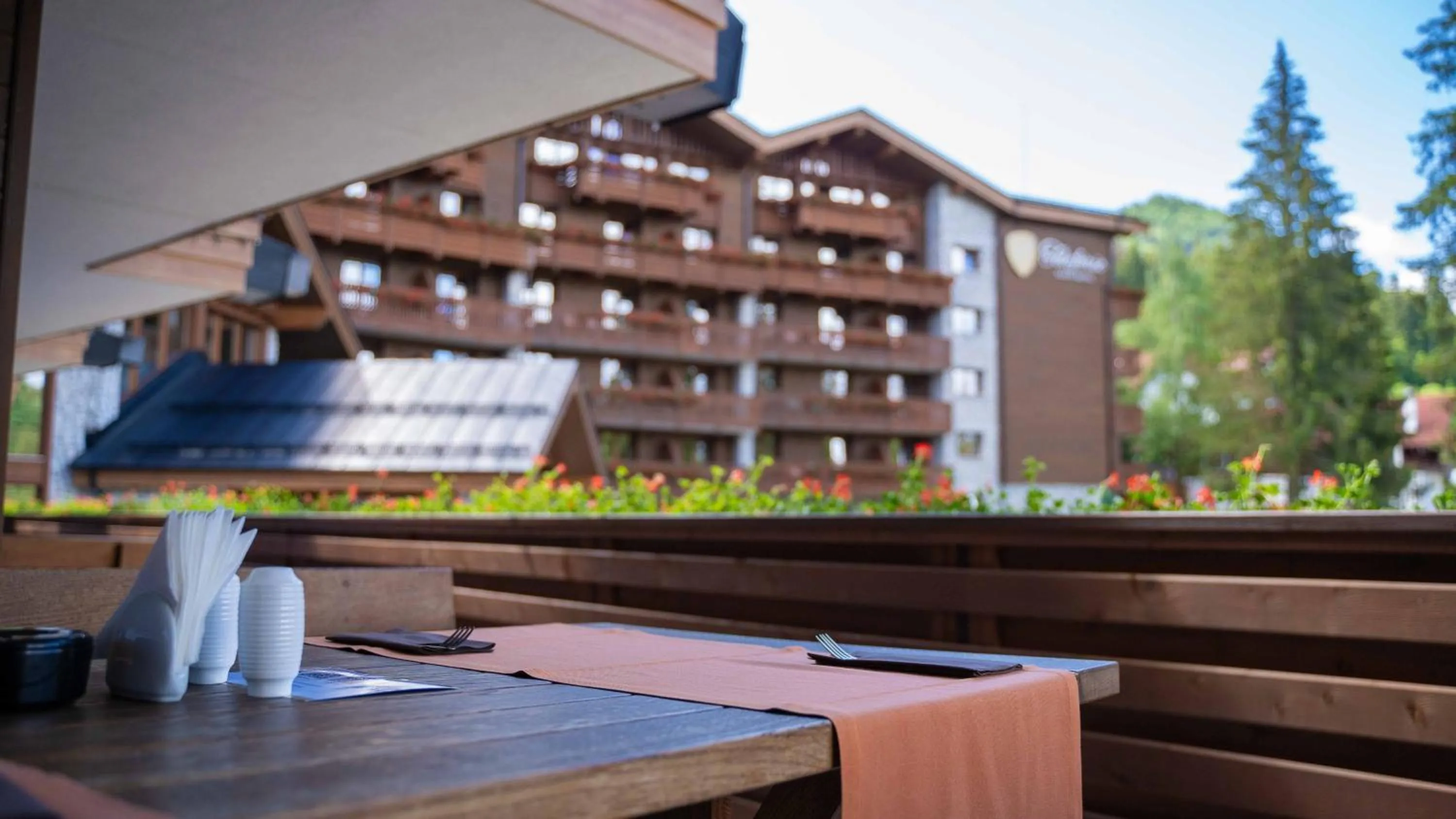 Restaurant/places to eat in Teleferic Grand Hotel