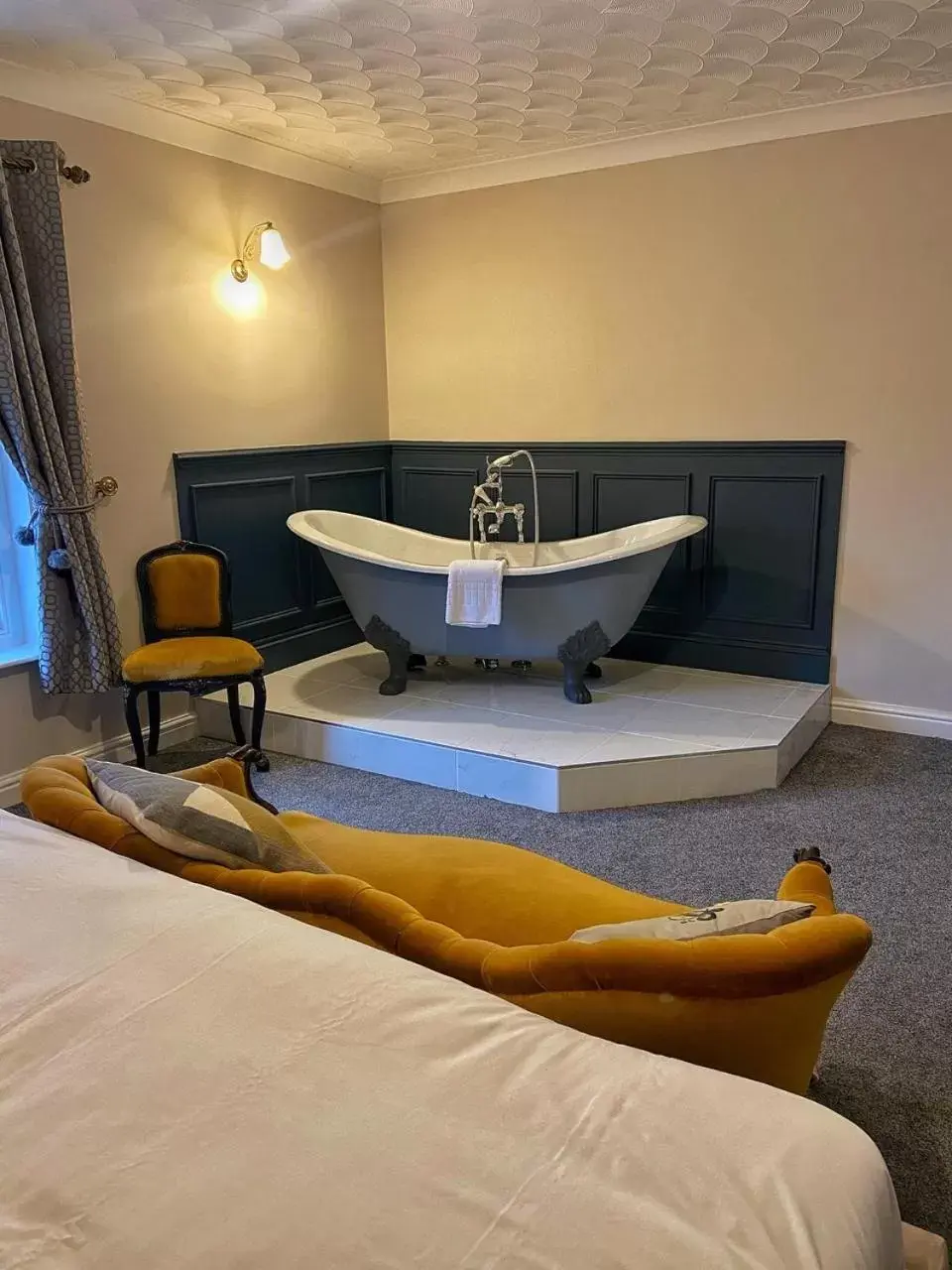 Bedroom, Swimming Pool in The Leagate Inn