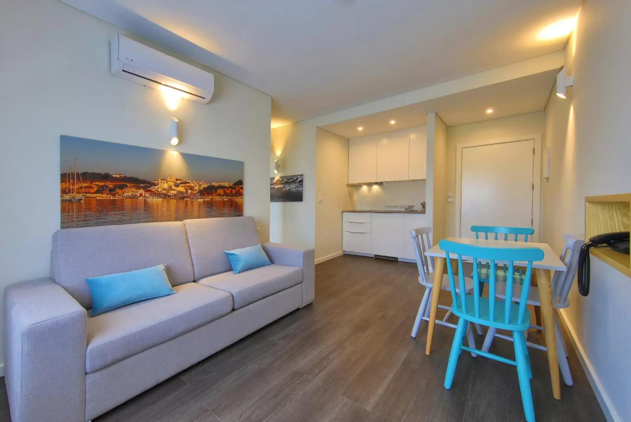 Kitchen or kitchenette, Seating Area in Agua Hotels Alvor Jardim