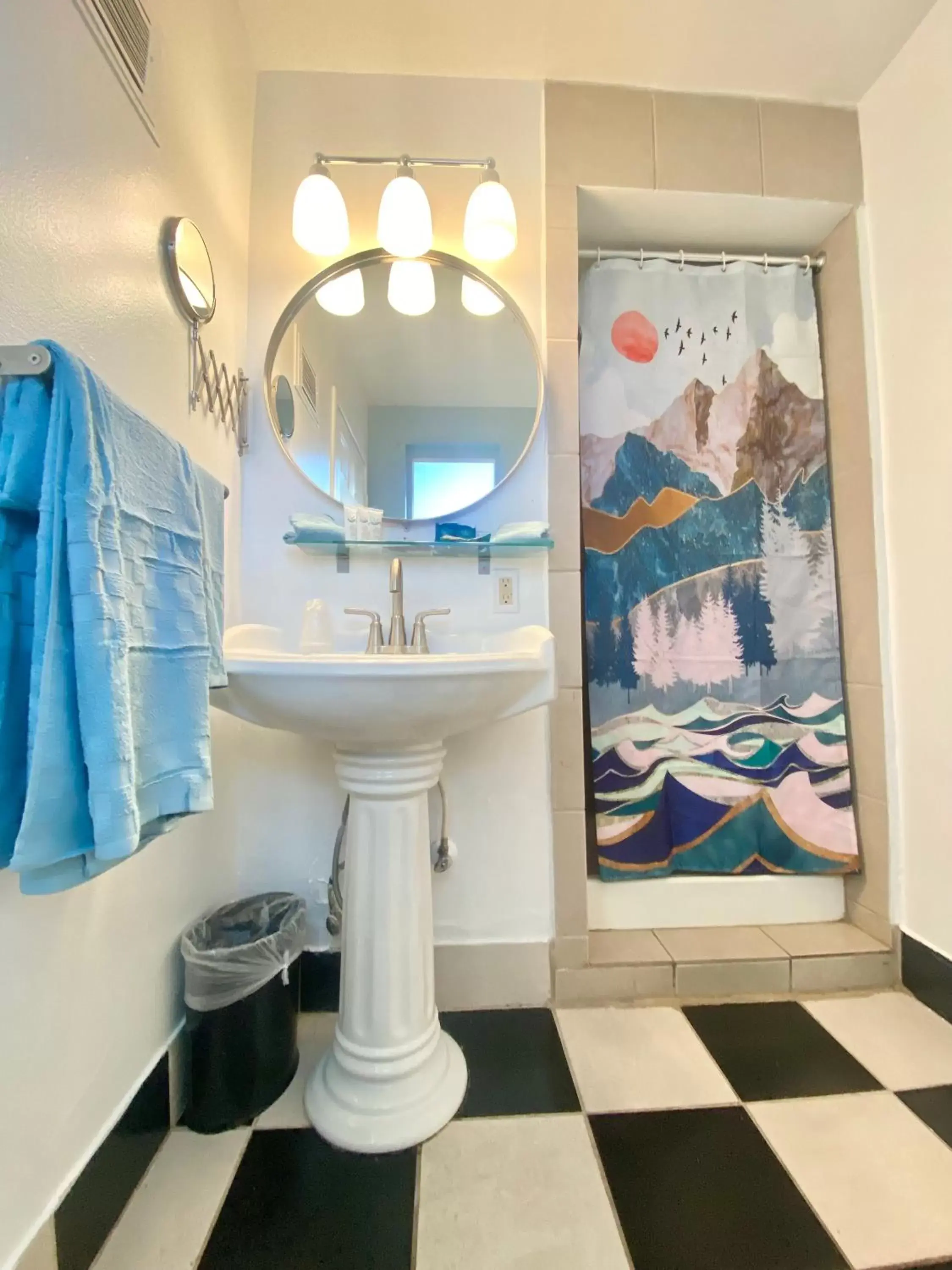 Bathroom in Bluebird Day Inn & Suites