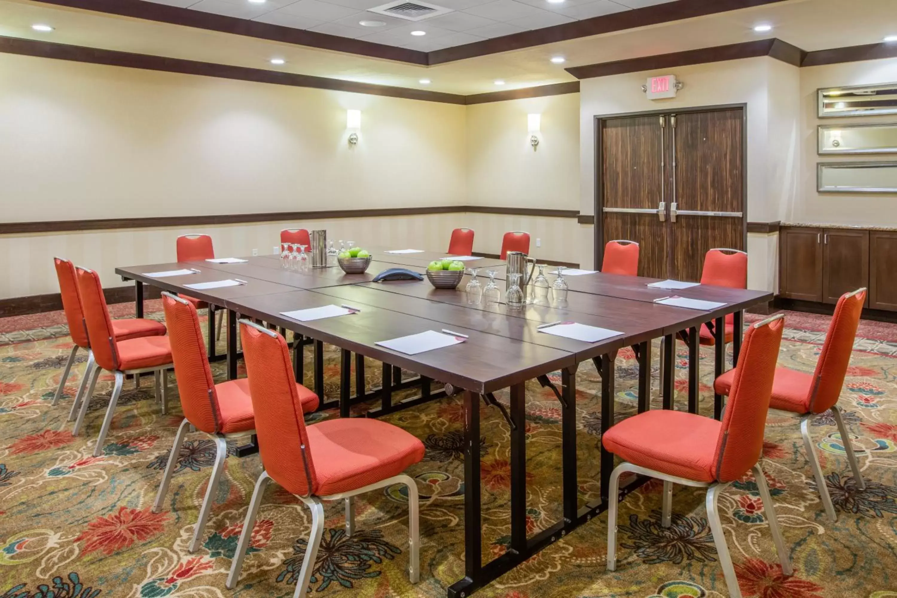 Meeting/conference room in Crowne Plaza Anchorage-Midtown, an IHG Hotel