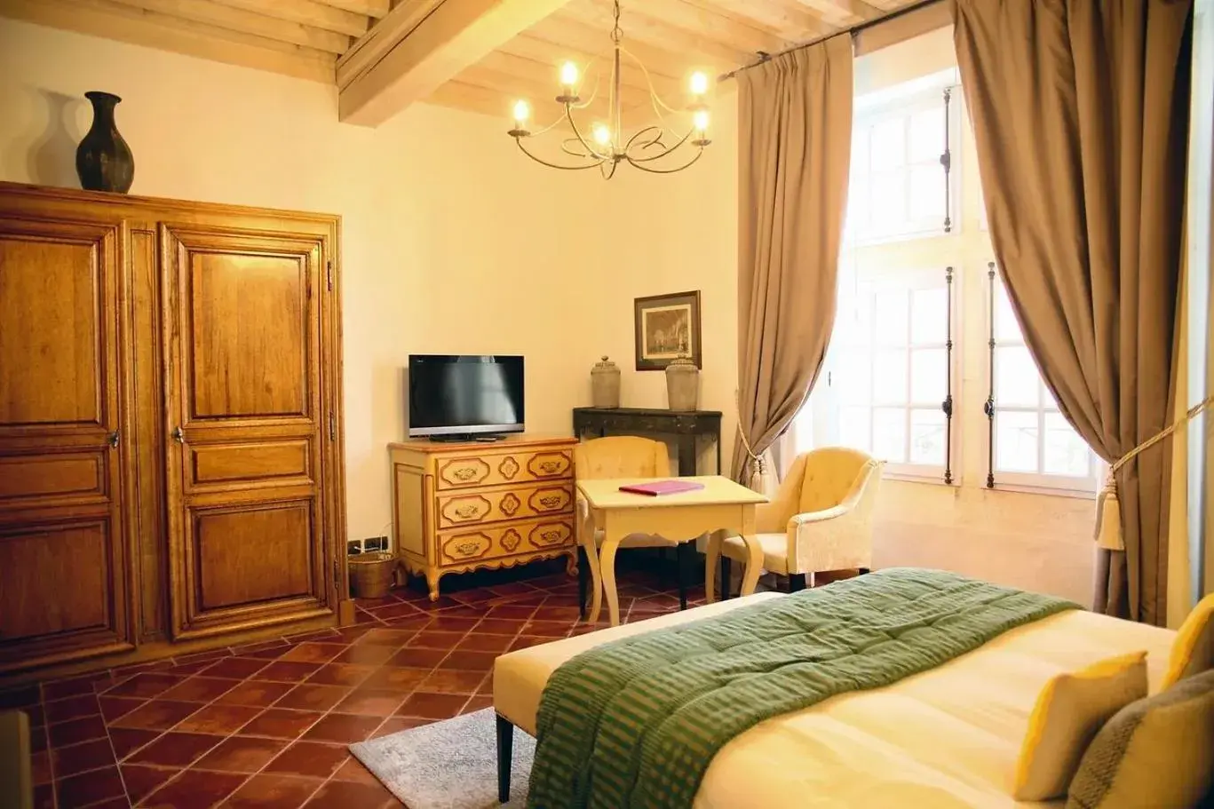 Photo of the whole room, TV/Entertainment Center in La Villa Mazarin