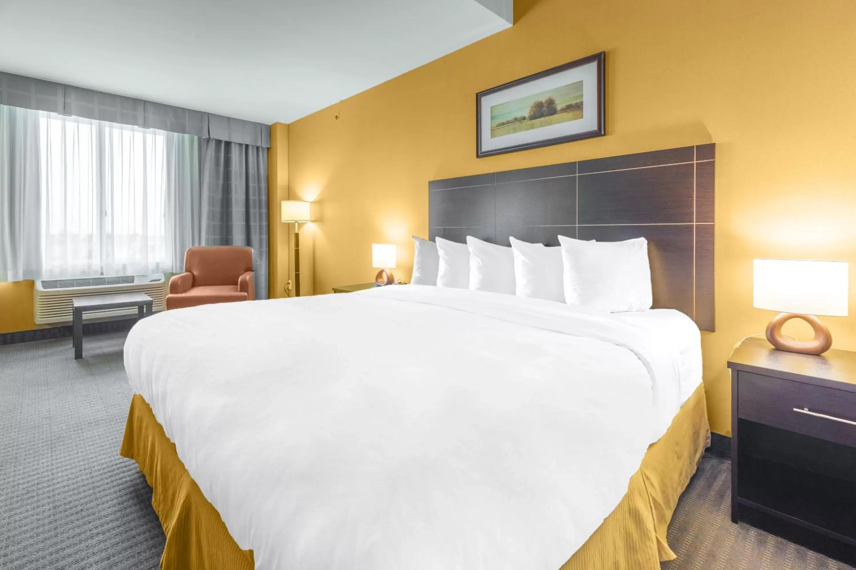 Bed in Quality Inn & Suites Victoriaville