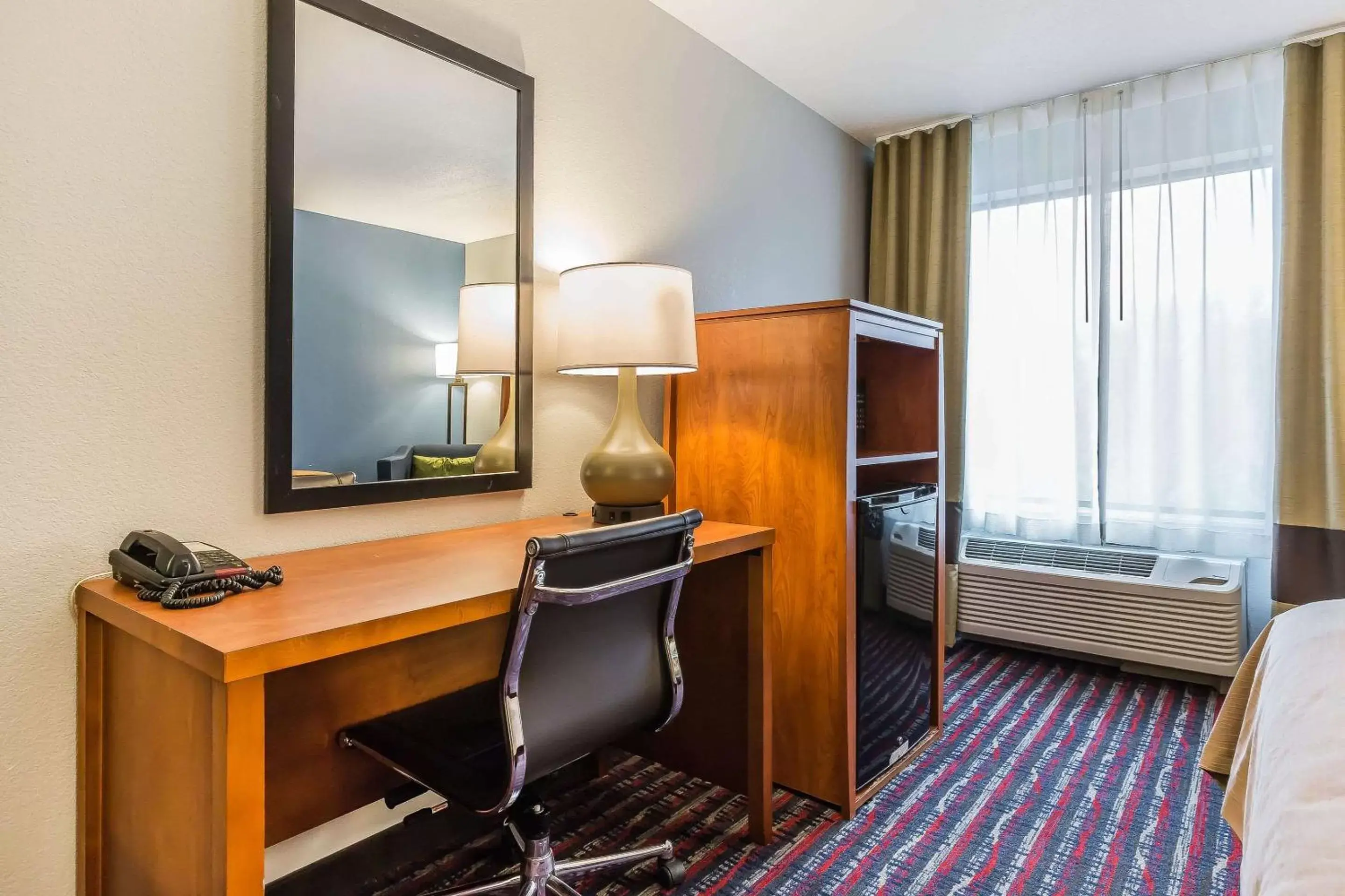 Photo of the whole room, TV/Entertainment Center in Comfort Inn Alton near I-255