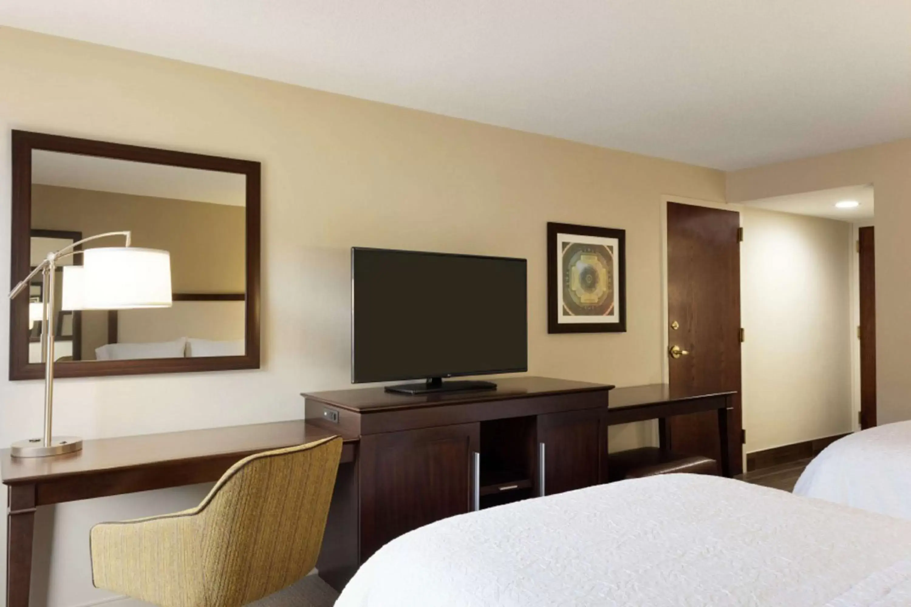 Bedroom, TV/Entertainment Center in Hampton Inn and Suites Springdale