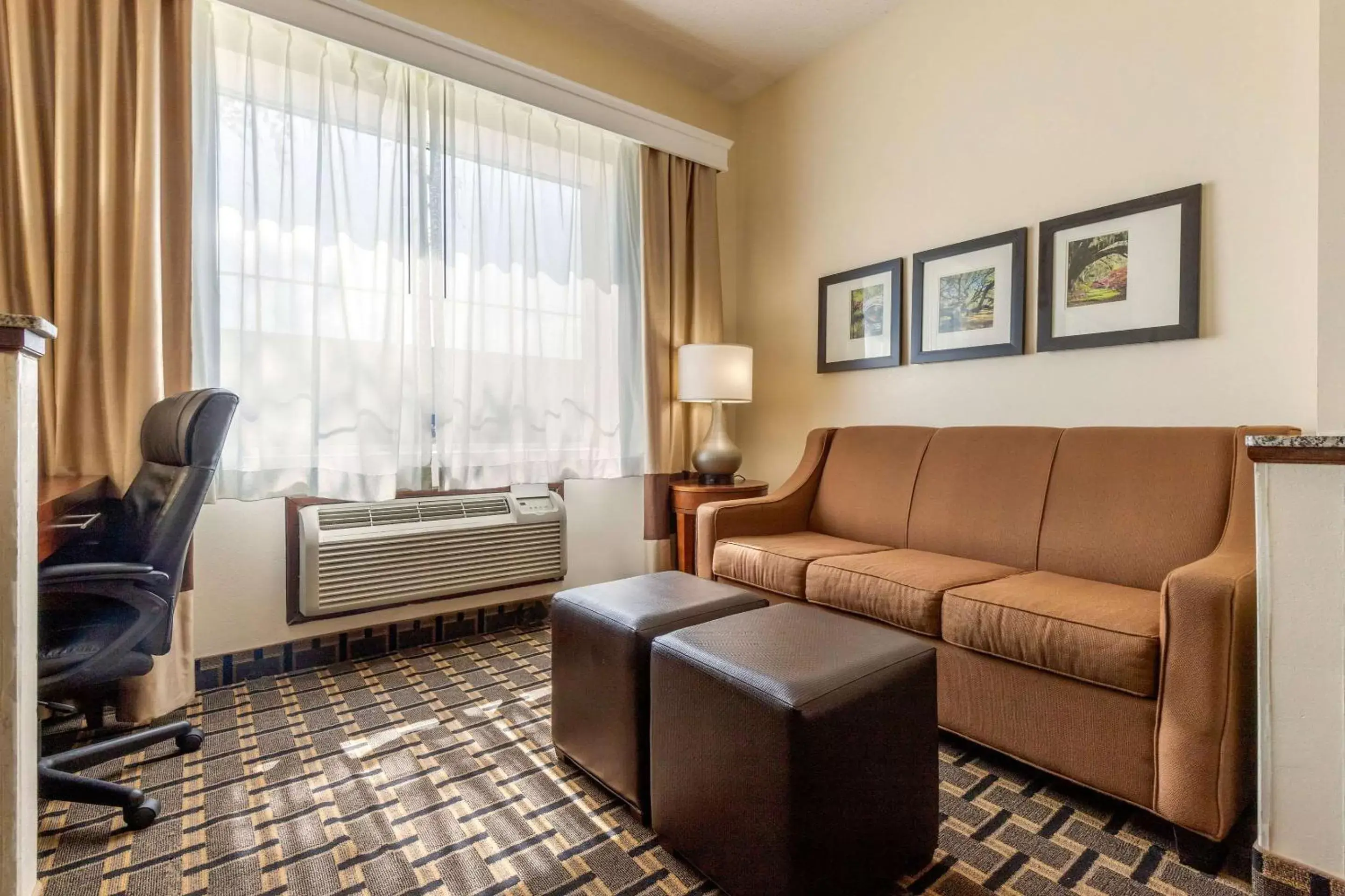 Photo of the whole room, Seating Area in Comfort Inn Summerville - Charleston