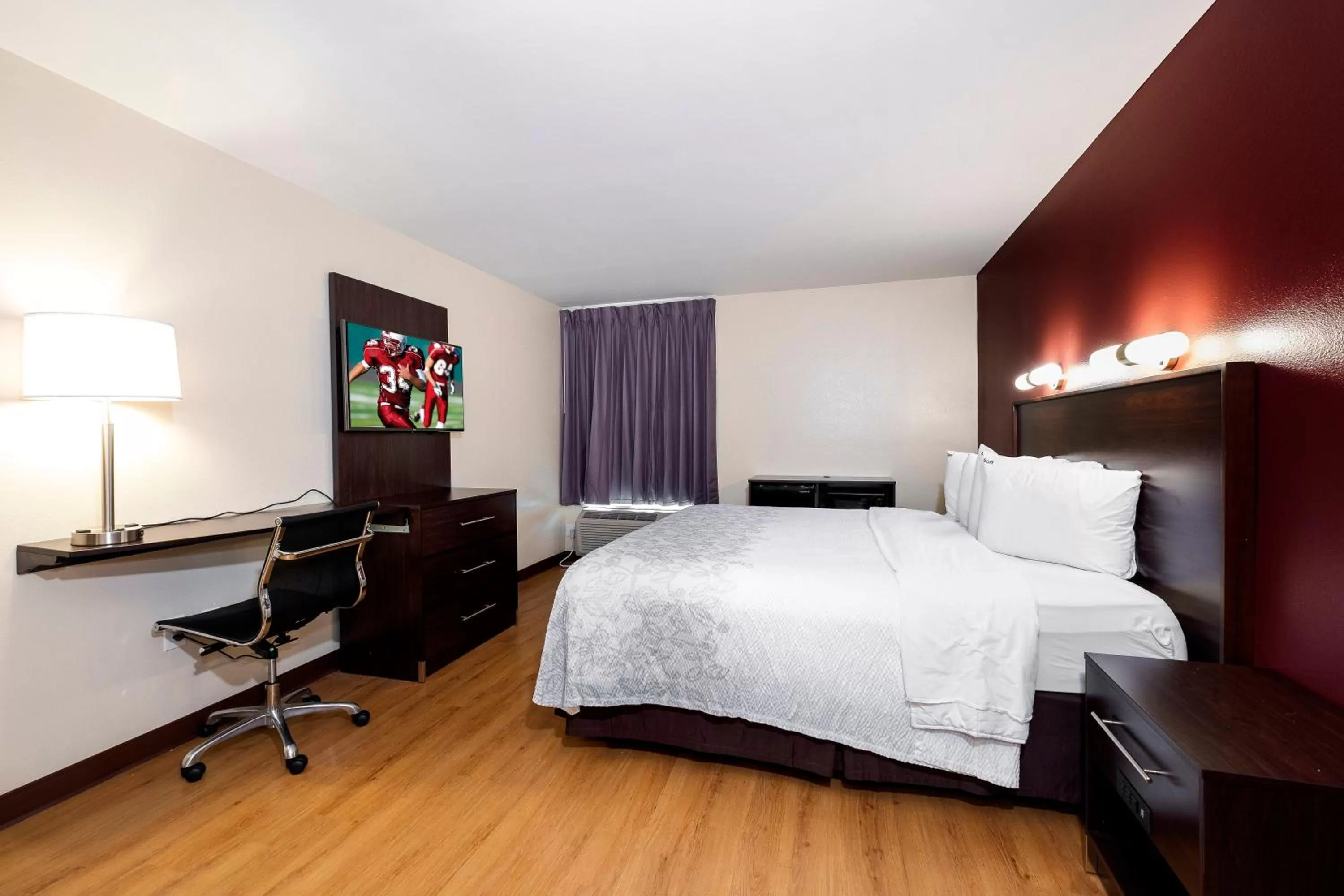 Photo of the whole room, Bed in Red Roof Inn PLUS+ Tuscaloosa - University