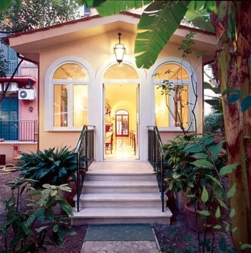 Facade/entrance in Hotel Astoria Garden