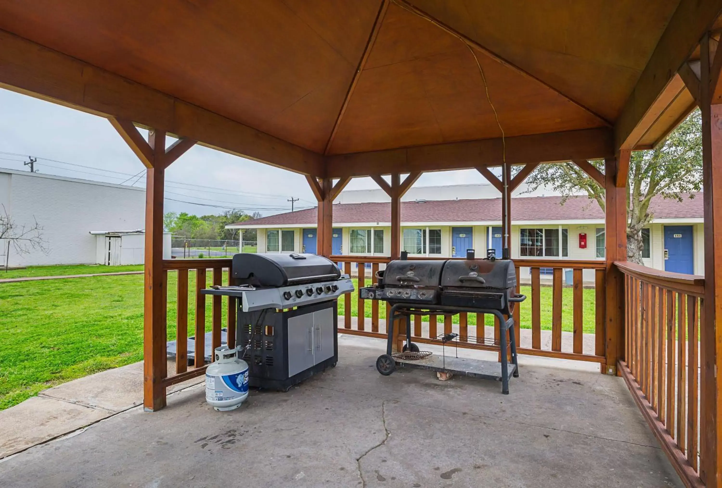 Property building, BBQ Facilities in Motel 6-Madisonville, TX