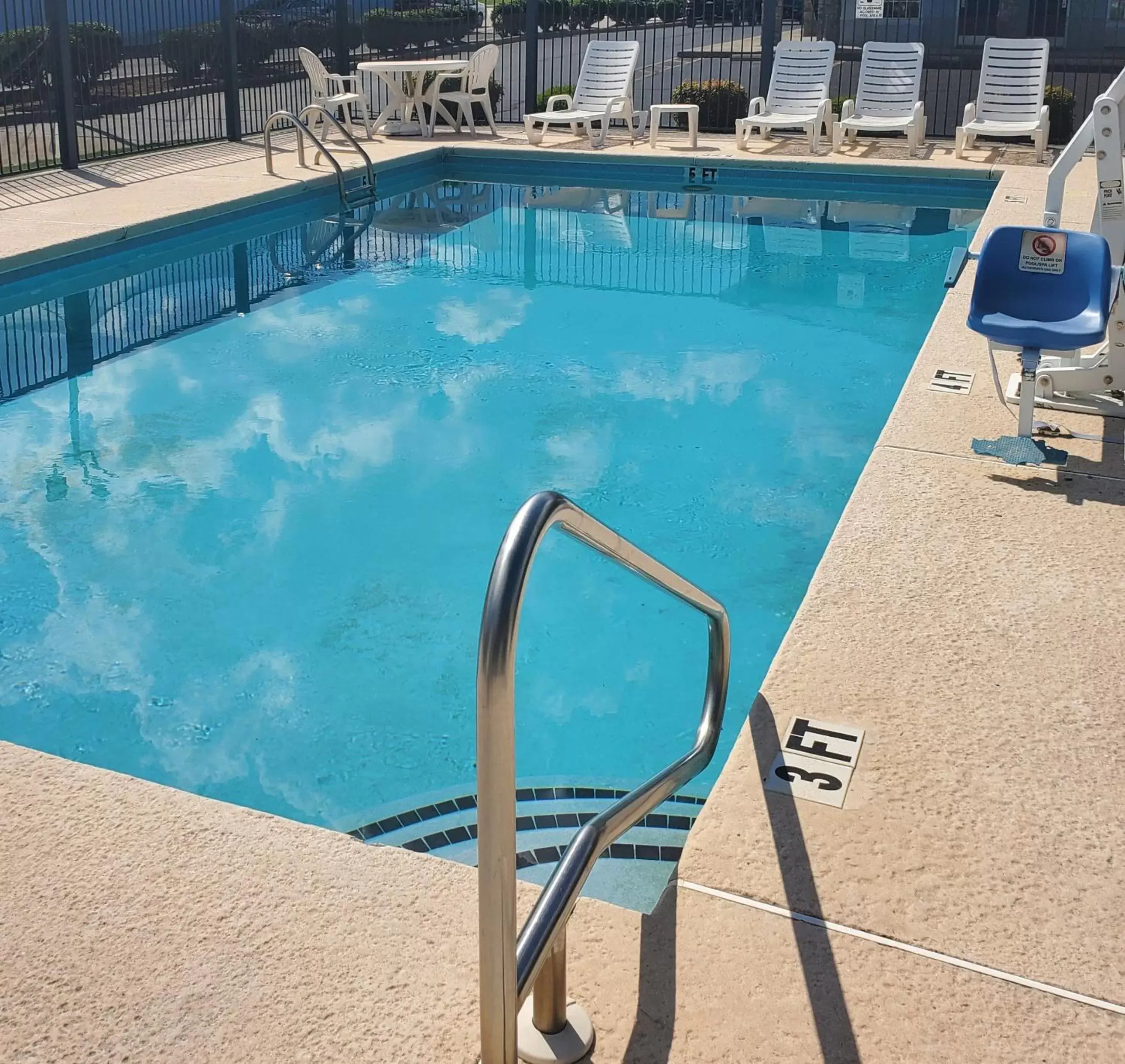 Swimming Pool in Quality Inn Scottsboro US/72-Lake Guntersville Area