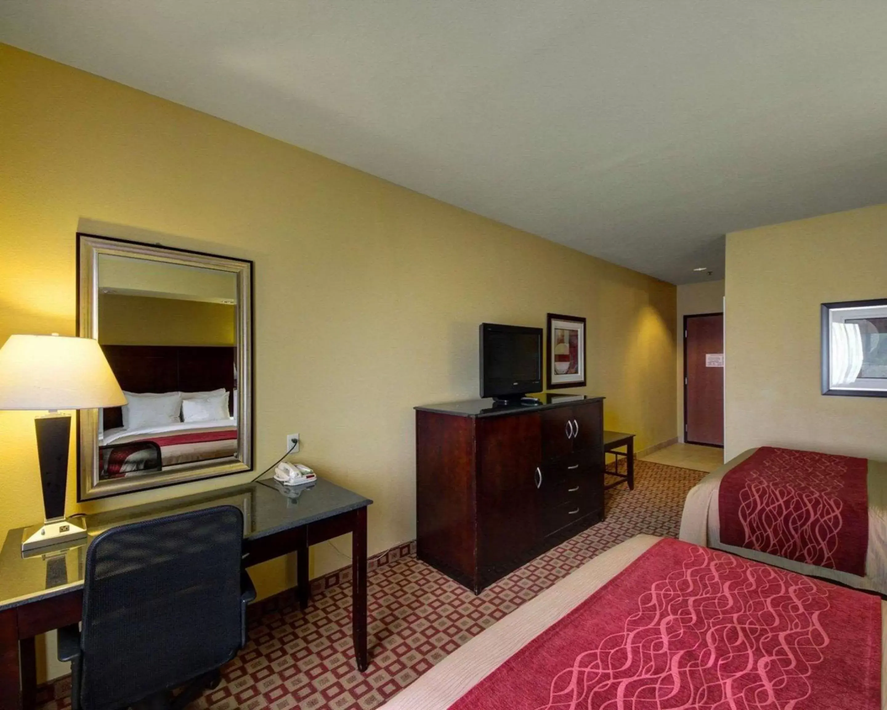 Photo of the whole room, TV/Entertainment Center in Comfort Inn & Suites Donna near I-2