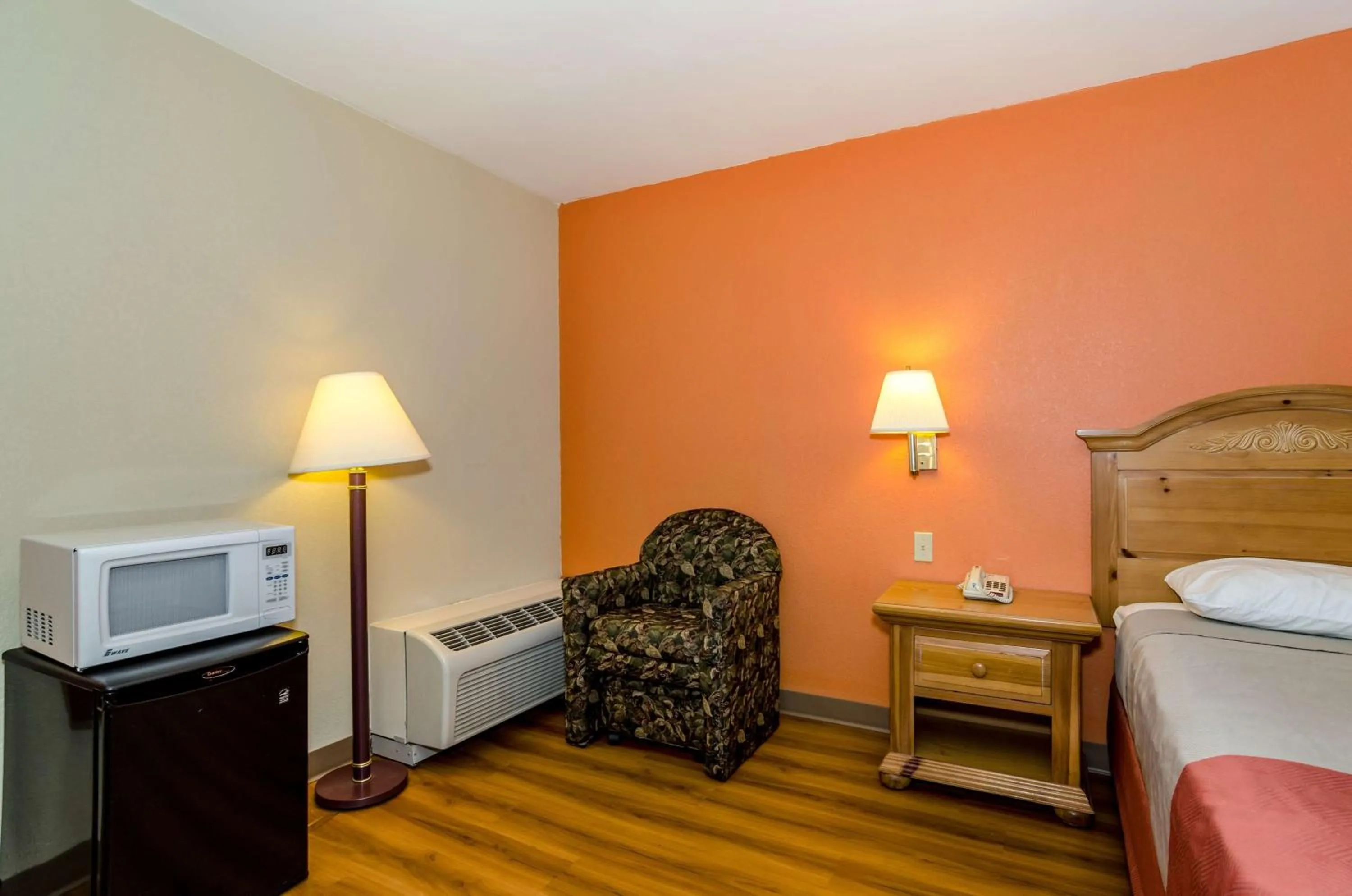 Photo of the whole room, Bed in Motel 6-Newark, DE