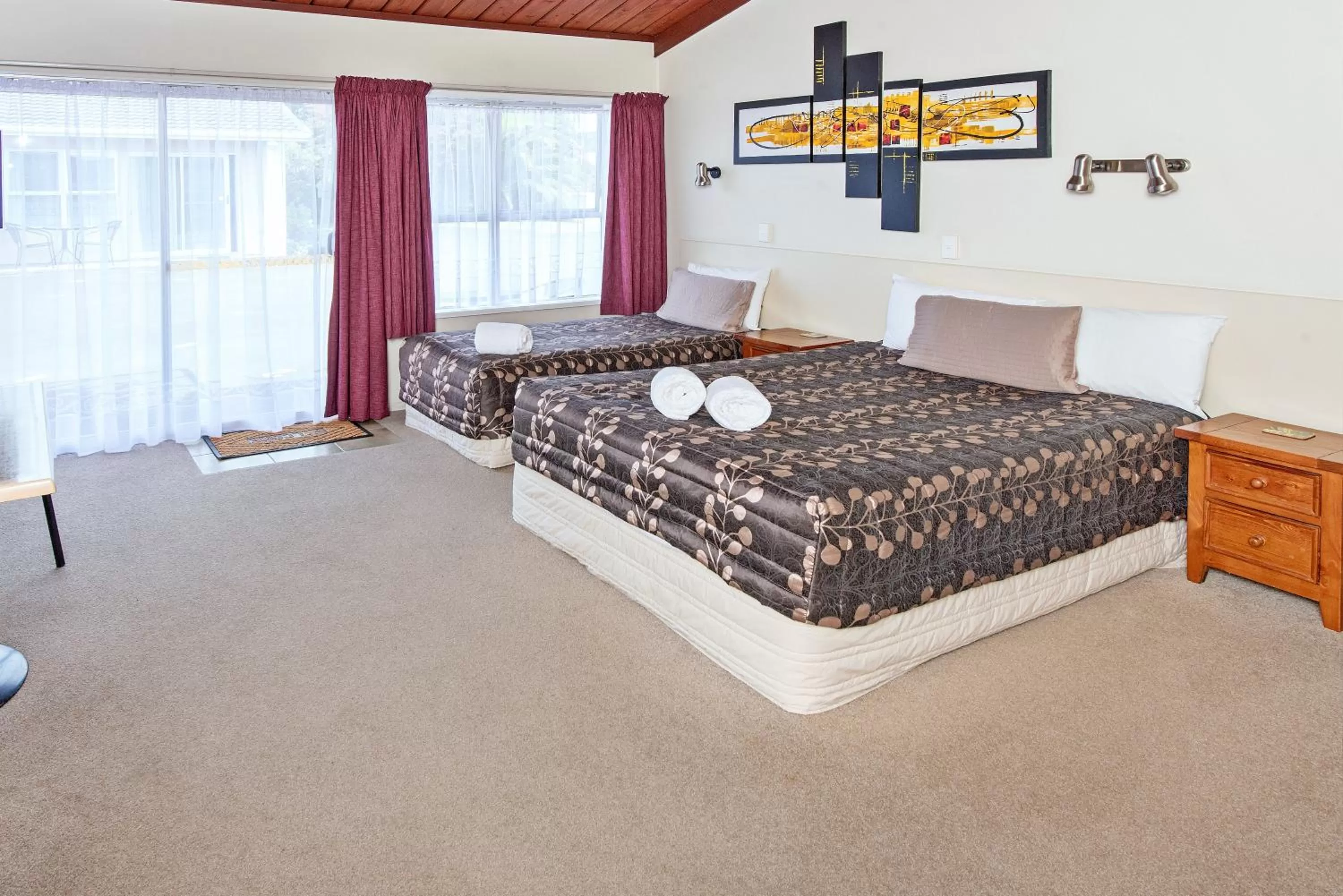 Living room, Bed in Tourist Court Motel