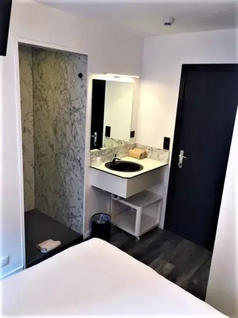 Bathroom in Canalview Hotel Ter Reien