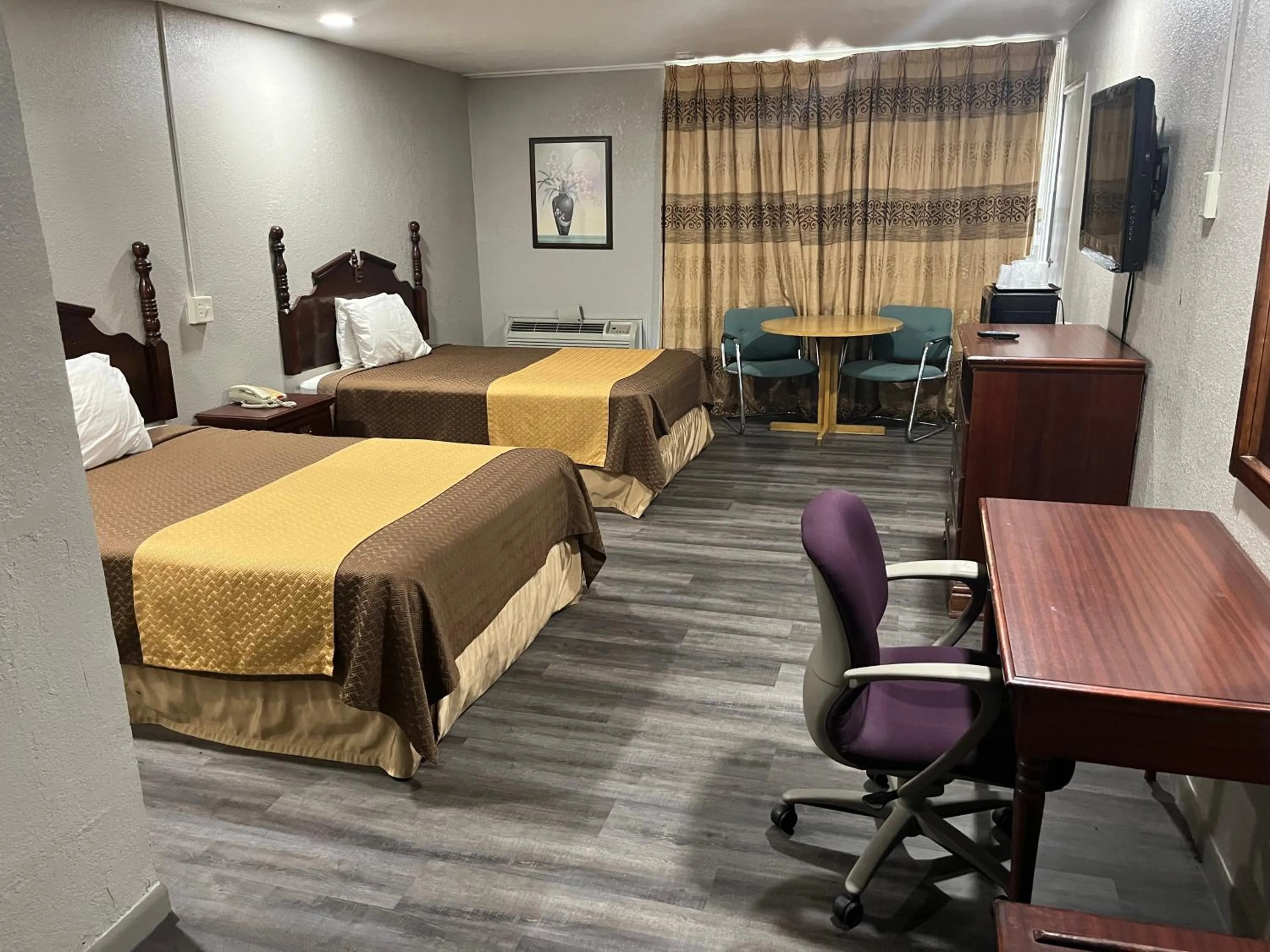 Photo of the whole room, Bed in Mid Towne Inn & Suites