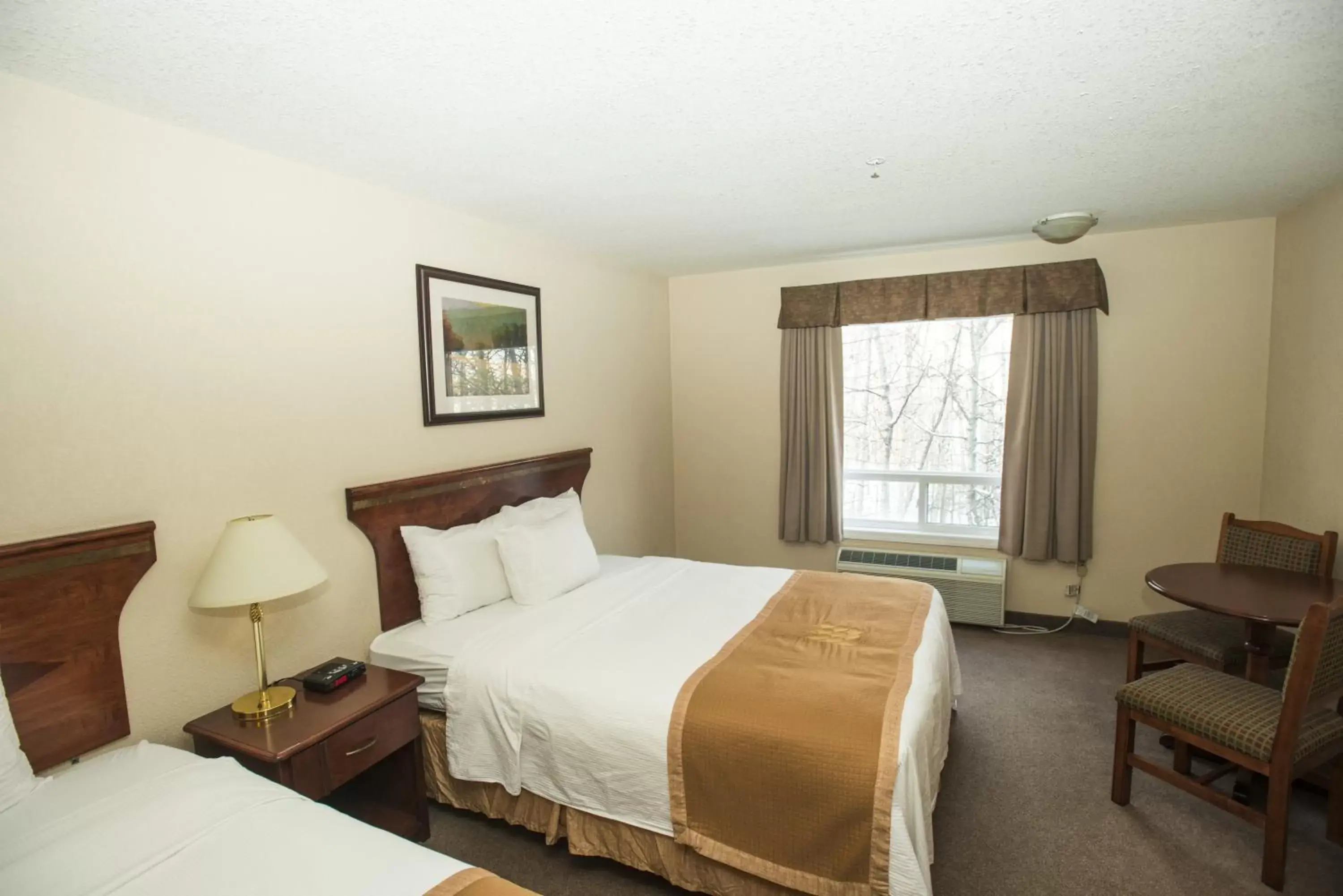 Bed in Lakeview Inns & Suites - Chetwynd