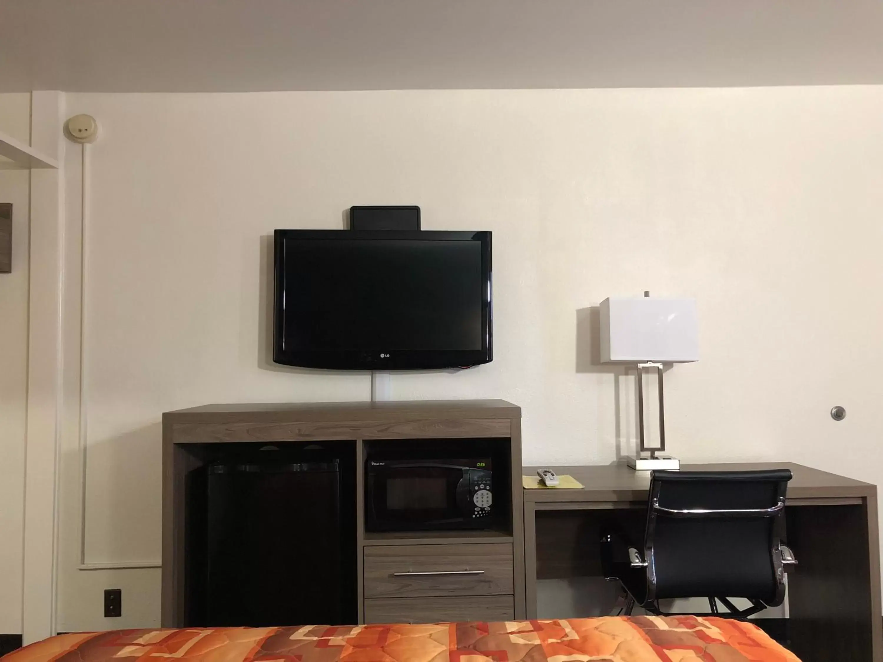 TV/Entertainment Center in Mid Continent Inn