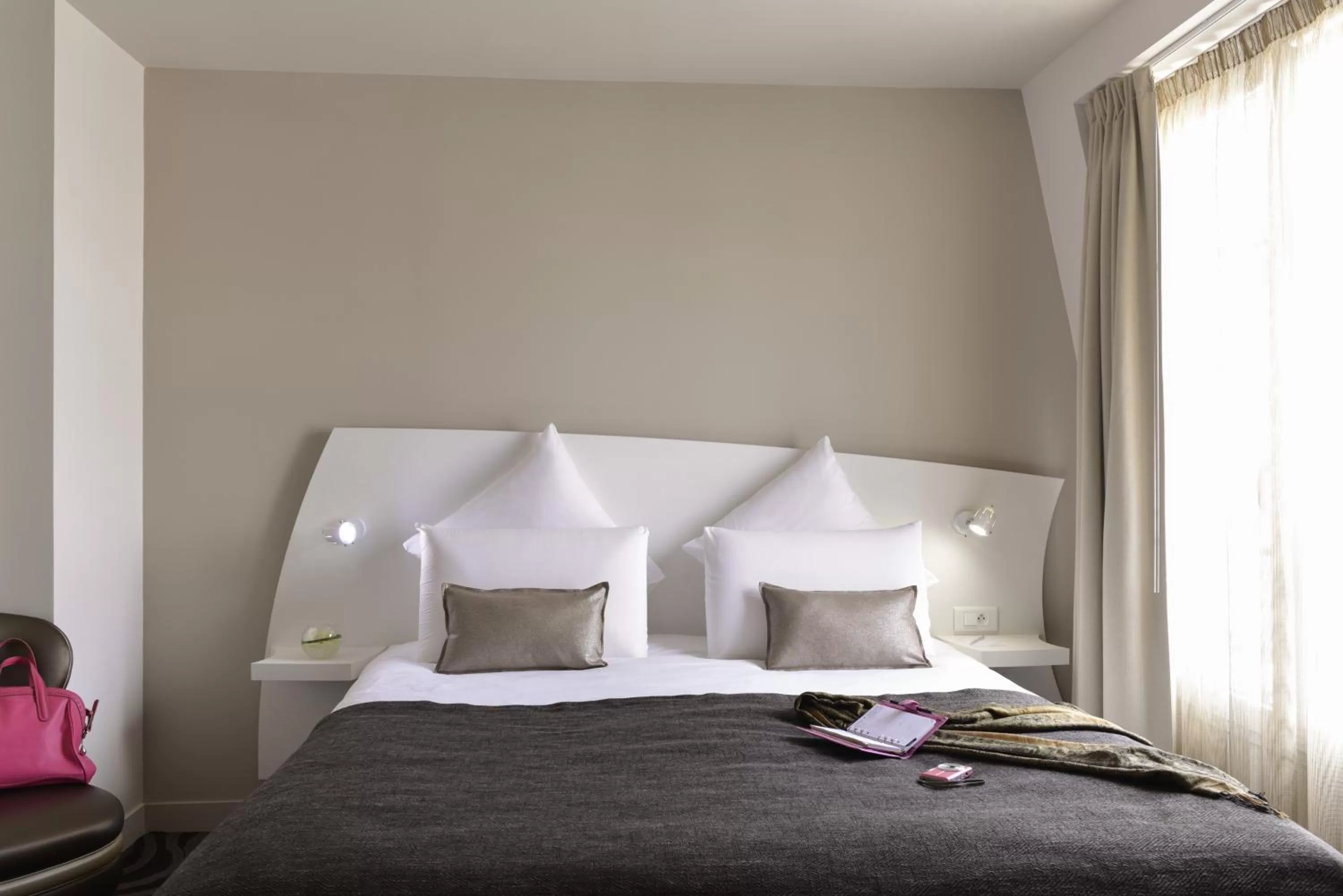 Bed in Mercure Paris Levallois