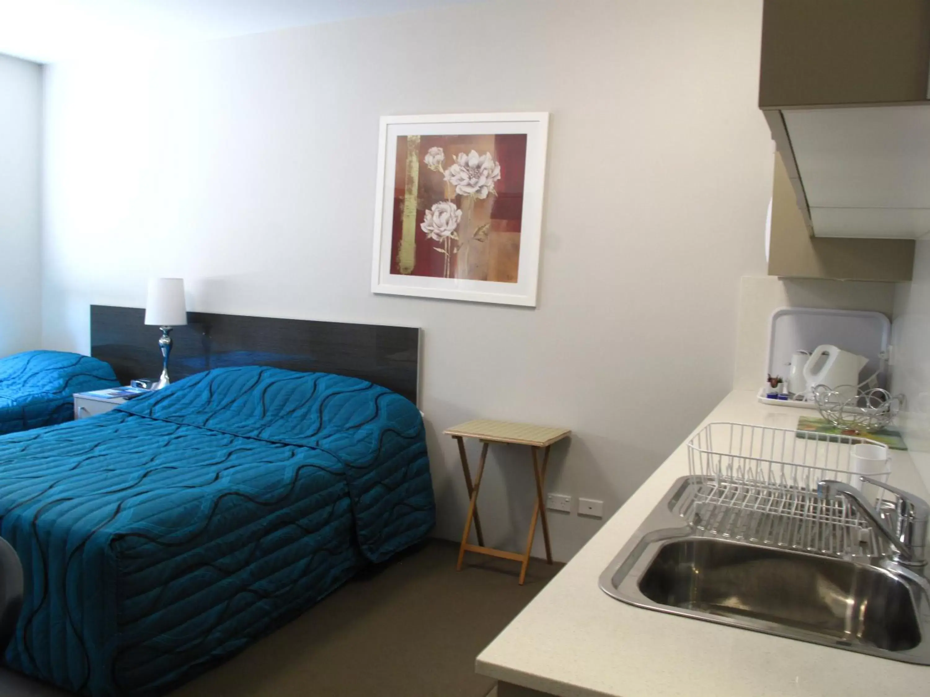 Kitchen or kitchenette, Bed in Strathfield Executive Accommodation