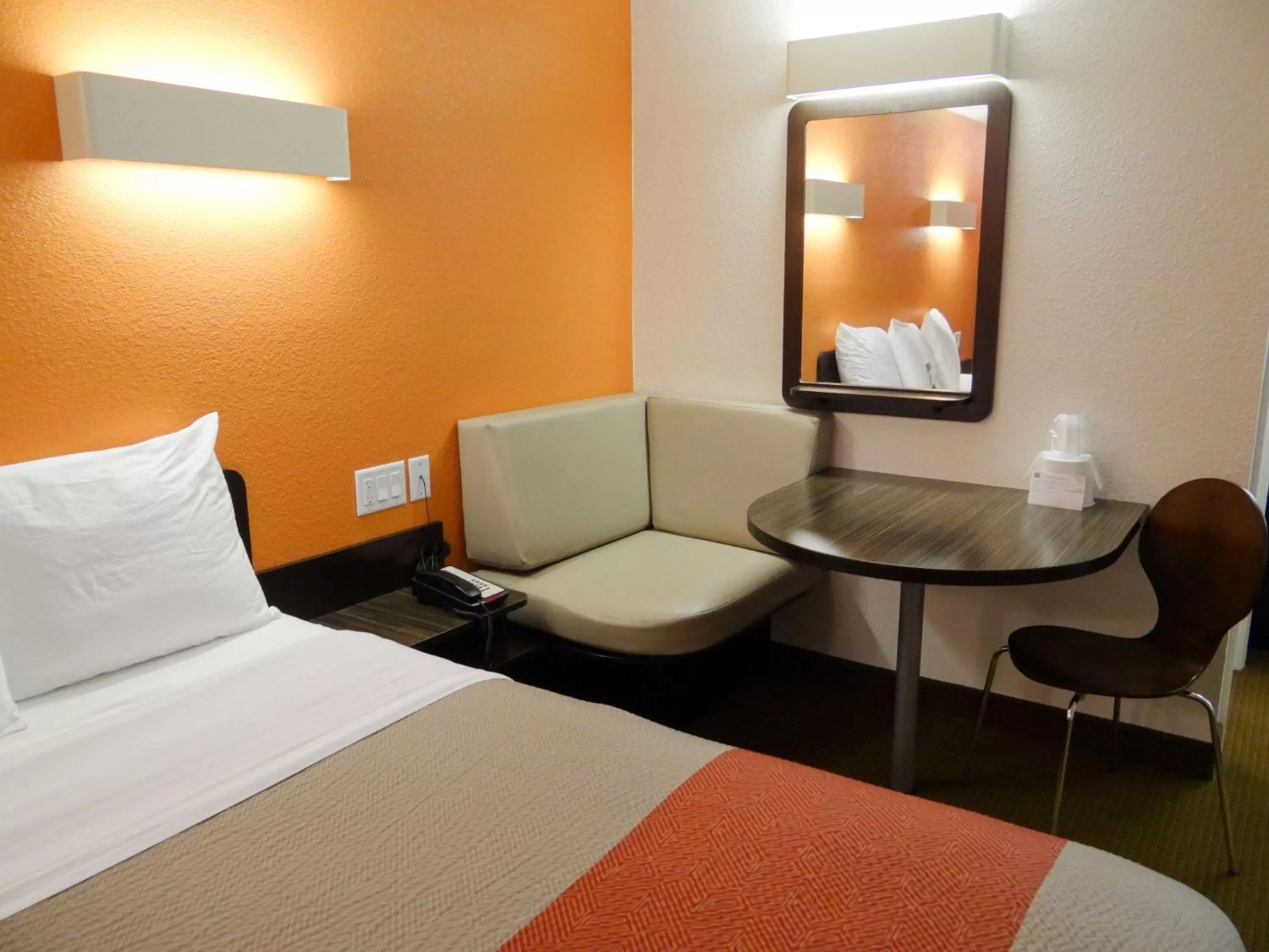 Seating area, Bed in Motel 6-Erie, PA