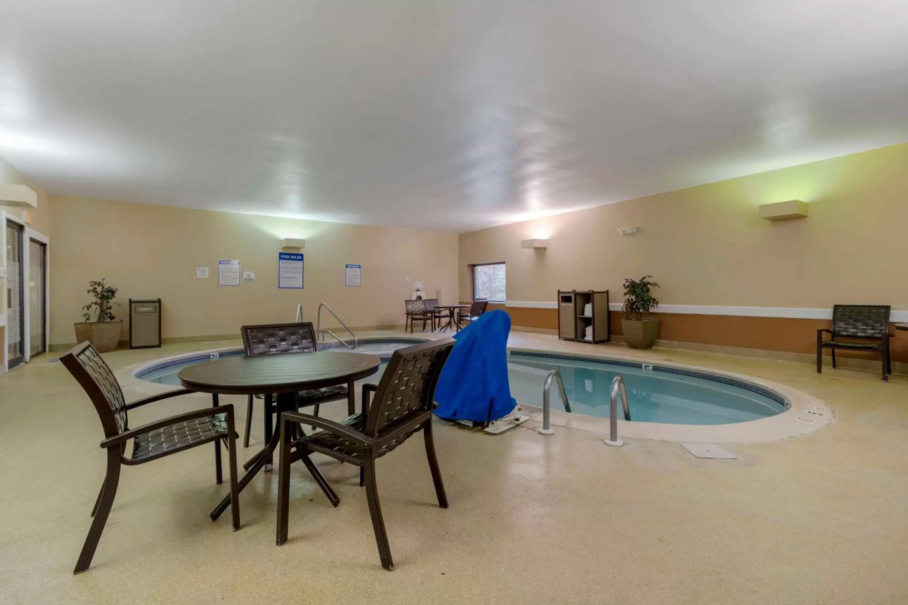 Pool view in Best Western of Lake George