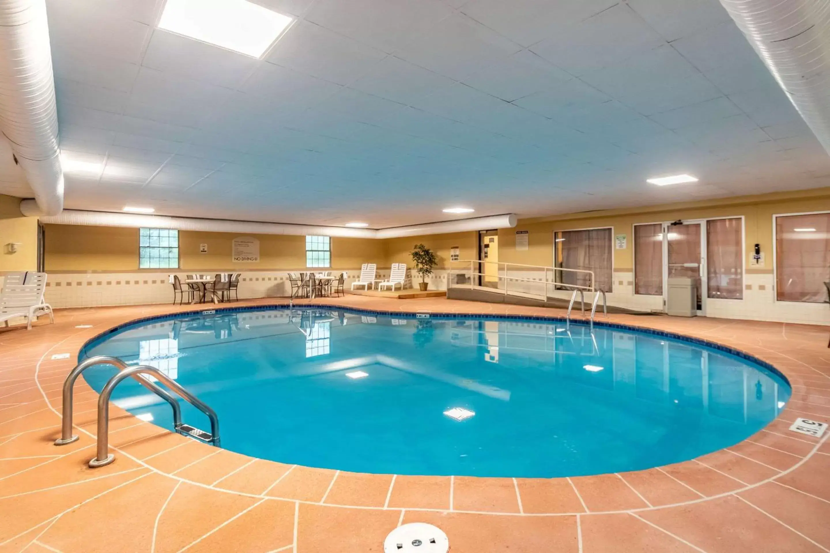 Swimming Pool in Quality Inn Newton at I-80