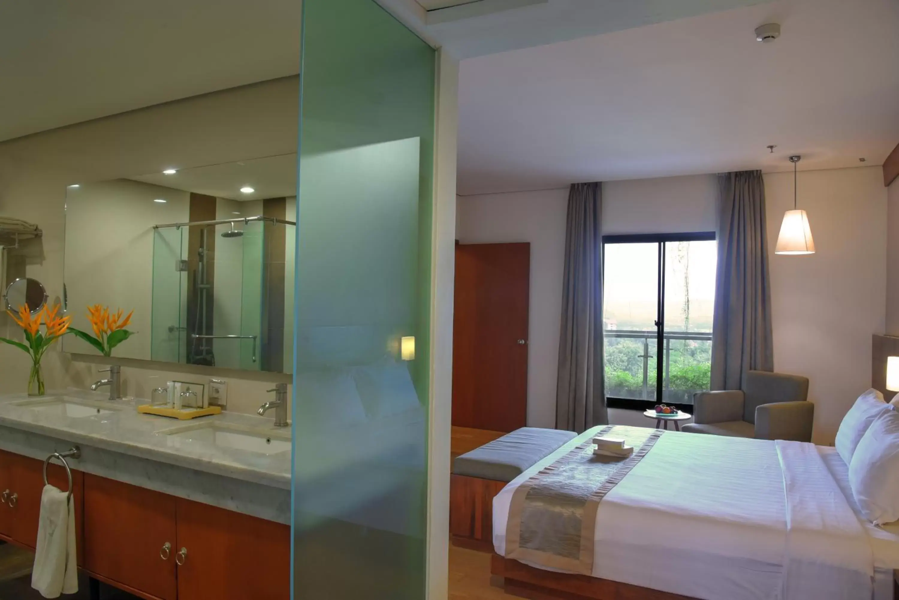 Photo of the whole room, Bathroom in Oak Tree Emerald Semarang