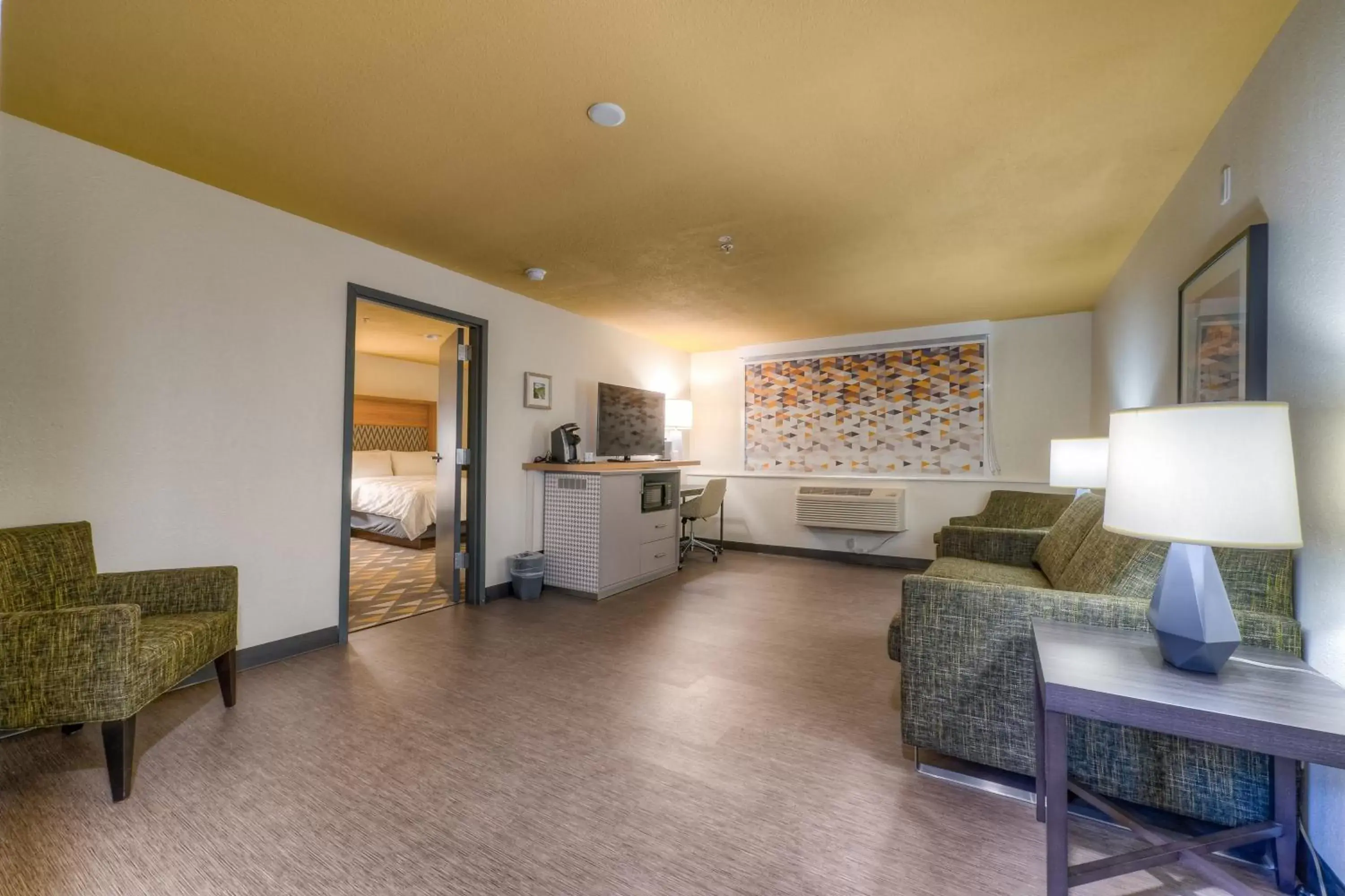 Photo of the whole room, Seating Area in Holiday Inn Tacoma Mall, an IHG Hotel