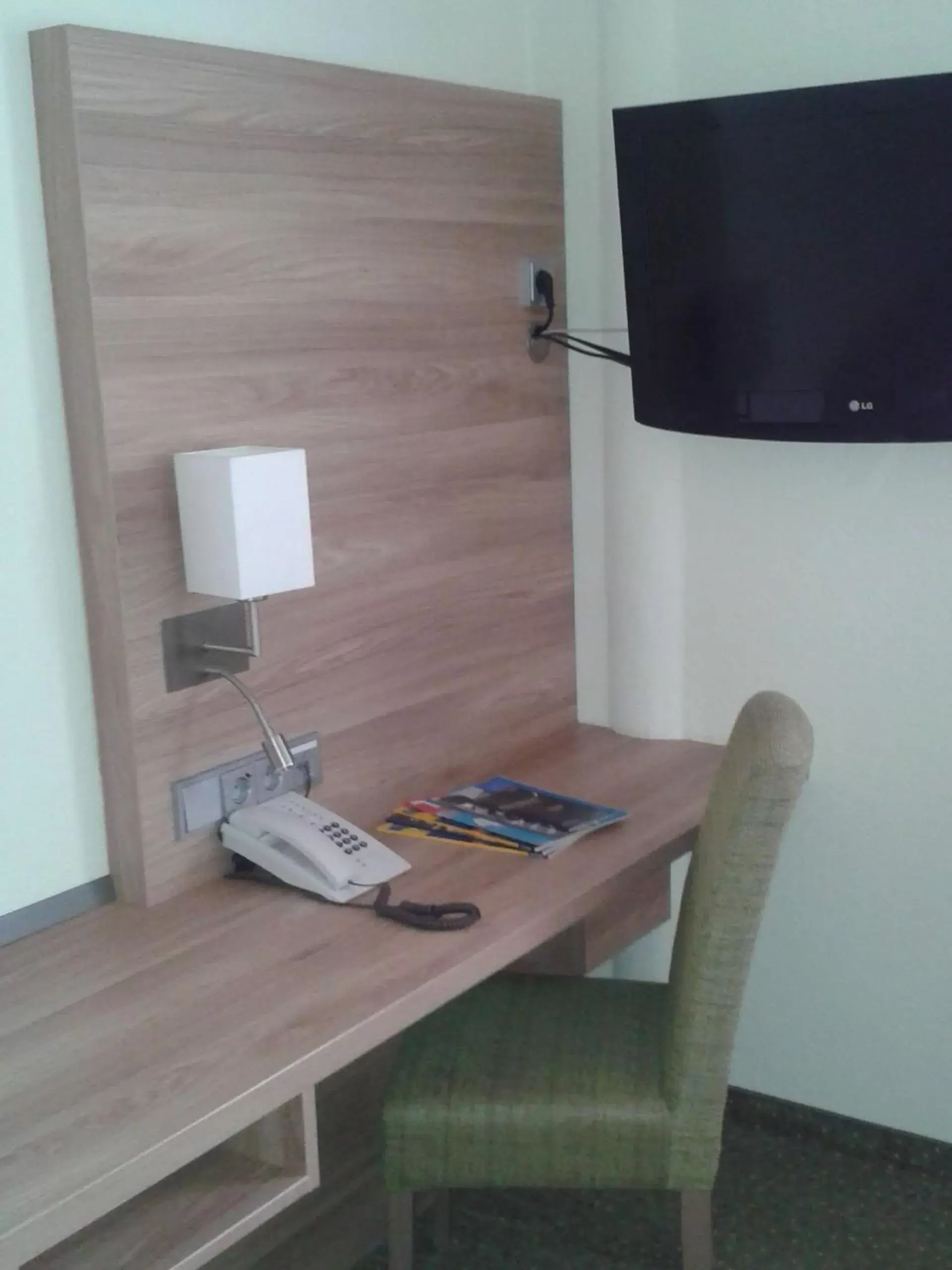 TV and multimedia, TV/Entertainment Center in Hotel Jedermann