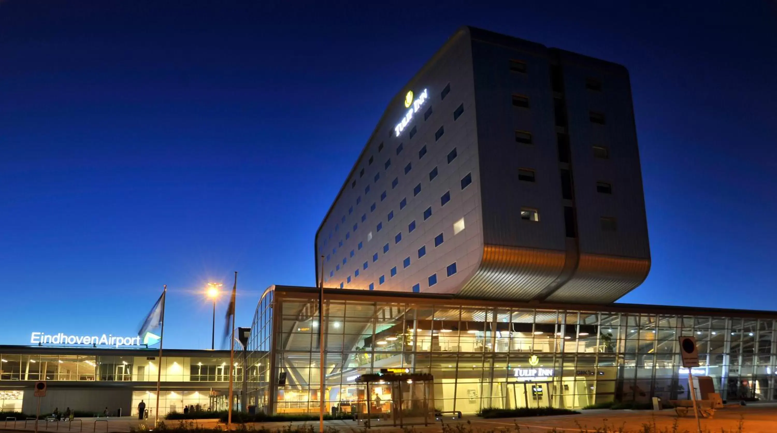 Facade/entrance, Property Building in Tulip Inn Eindhoven Airport