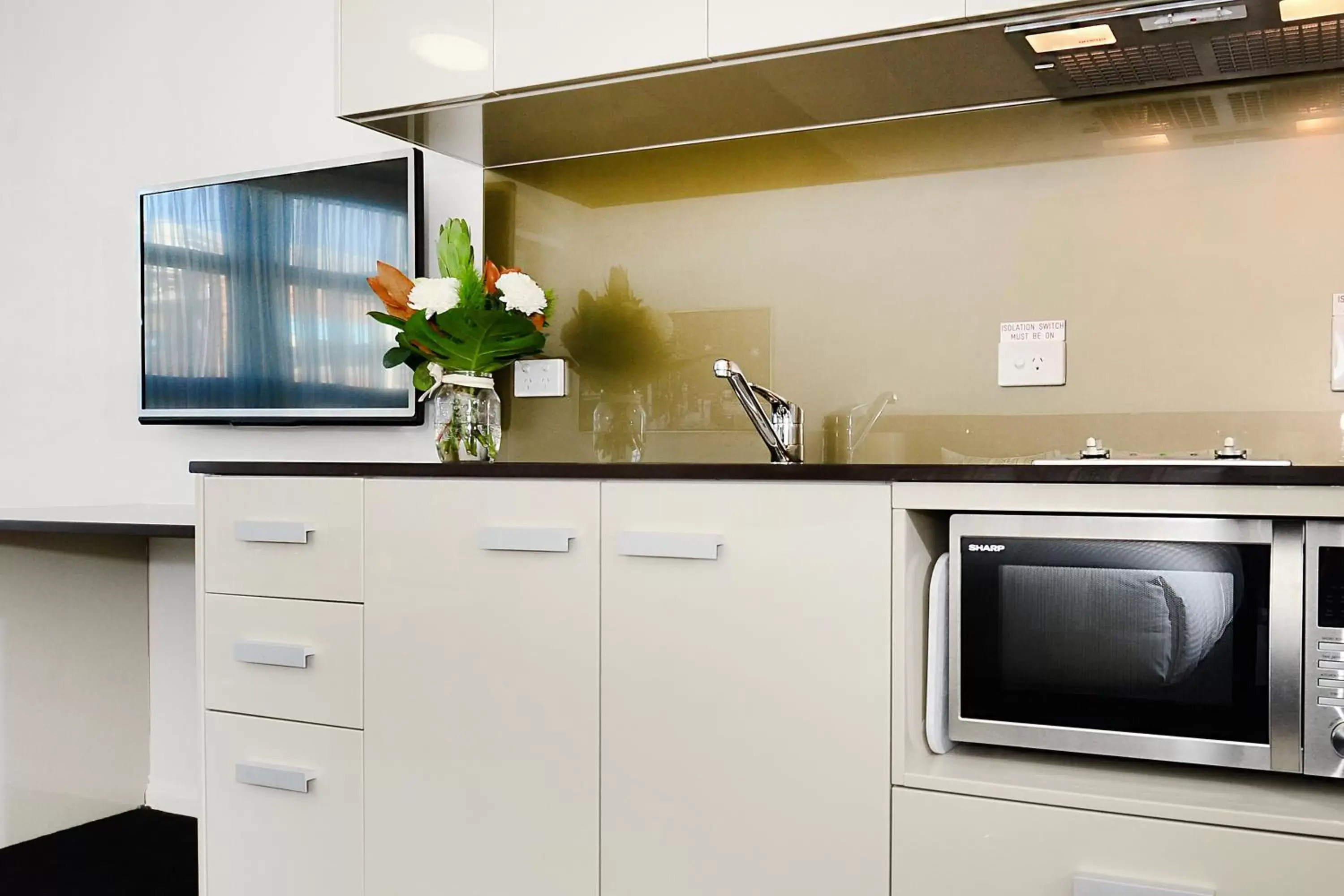 Kitchen or kitchenette, Kitchen/Kitchenette in Oaks Gladstone Grand Hotel