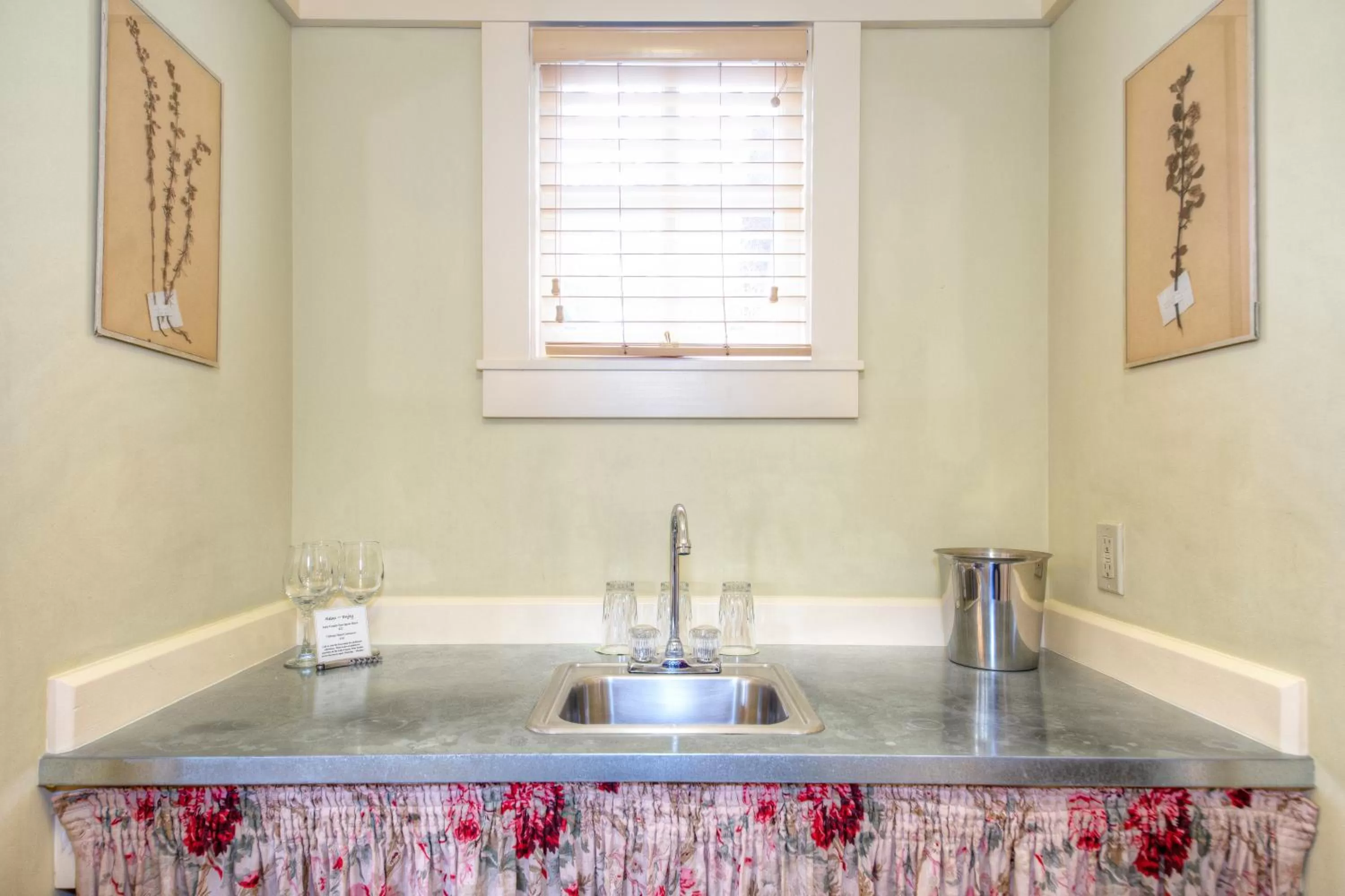 Kitchen or kitchenette in Tallman Hotel